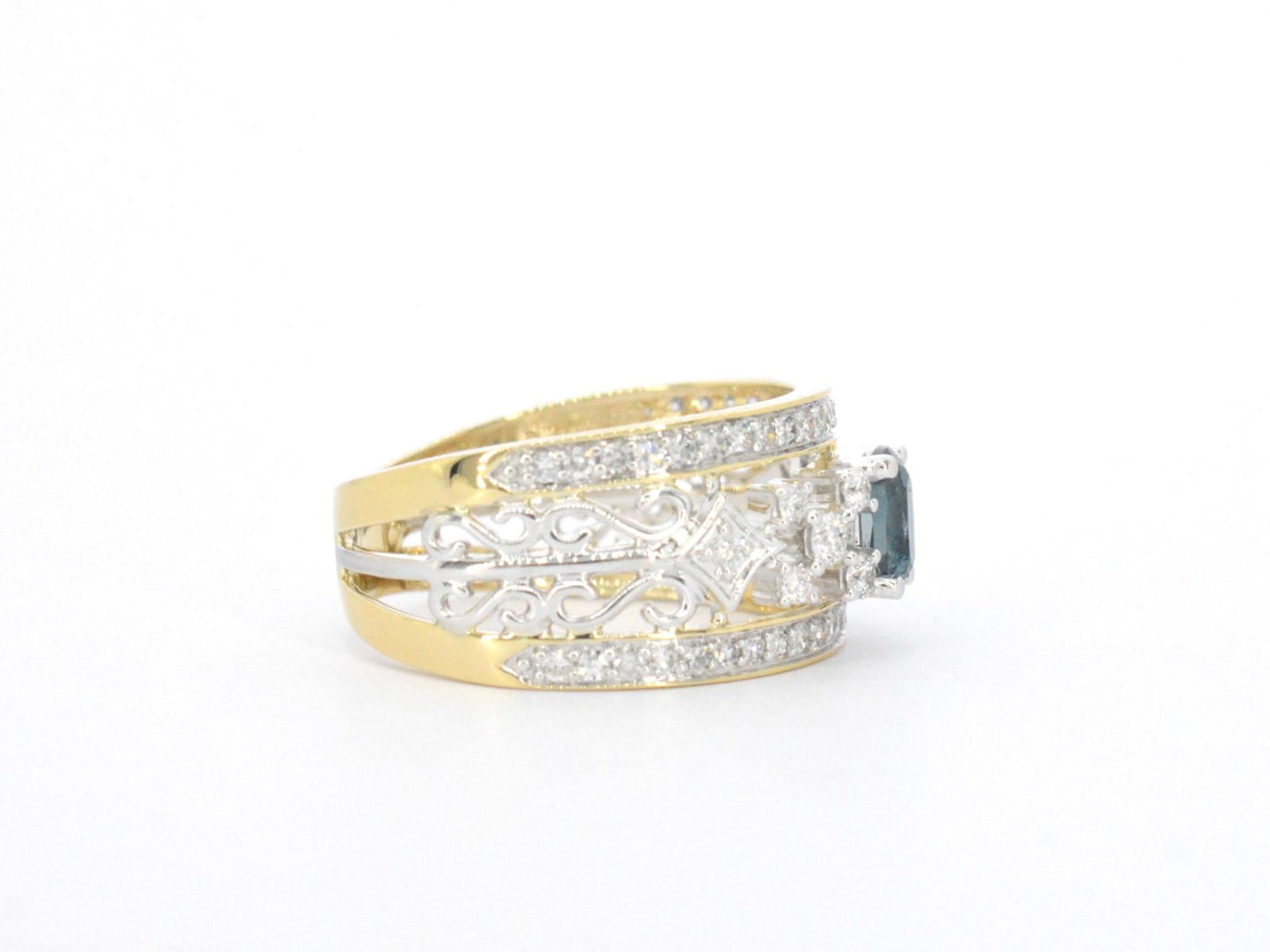 Gouden exclusieve ring vol met diamanten en een edelsteen