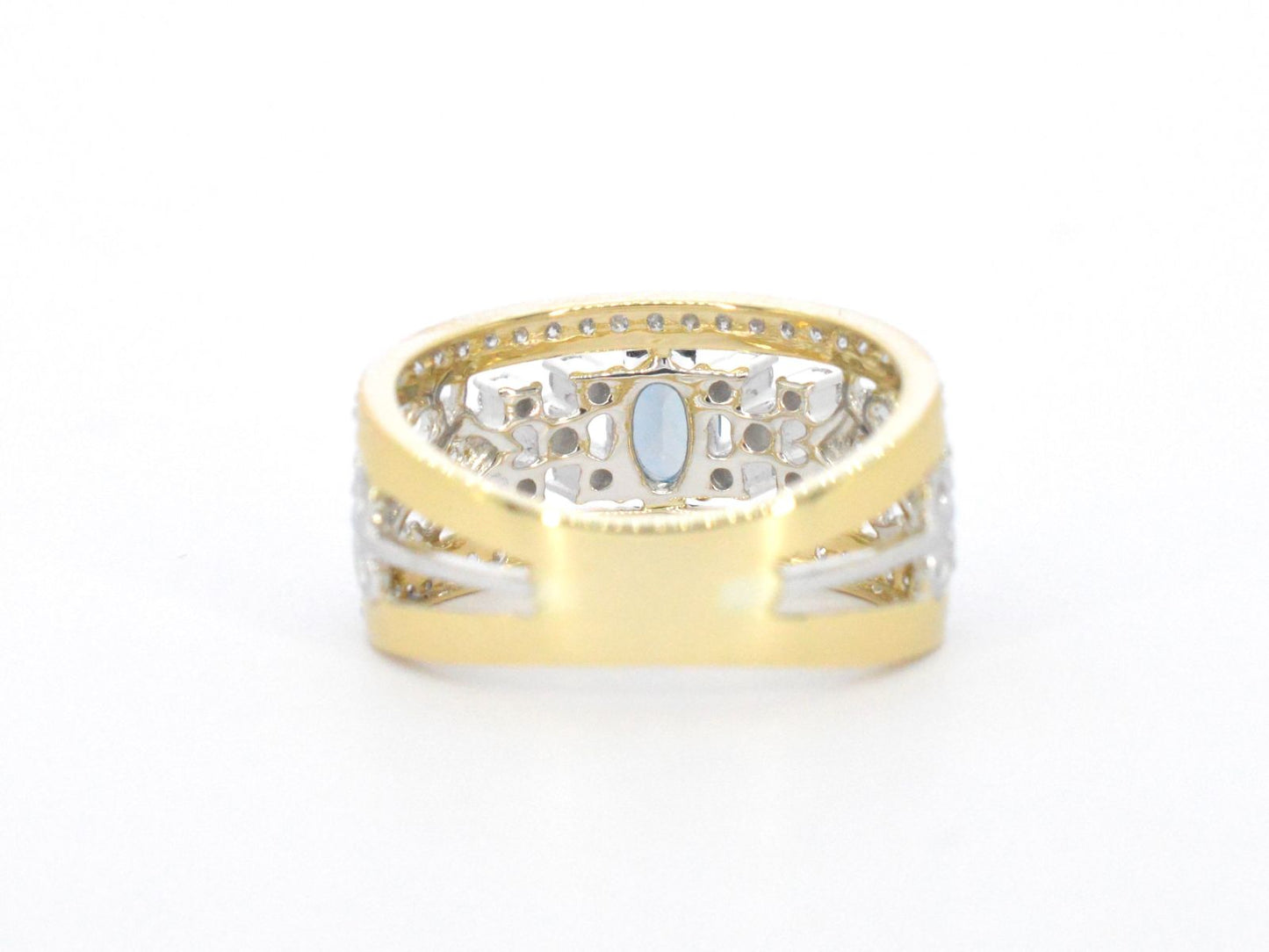 Gouden exclusieve ring vol met diamanten en een edelsteen