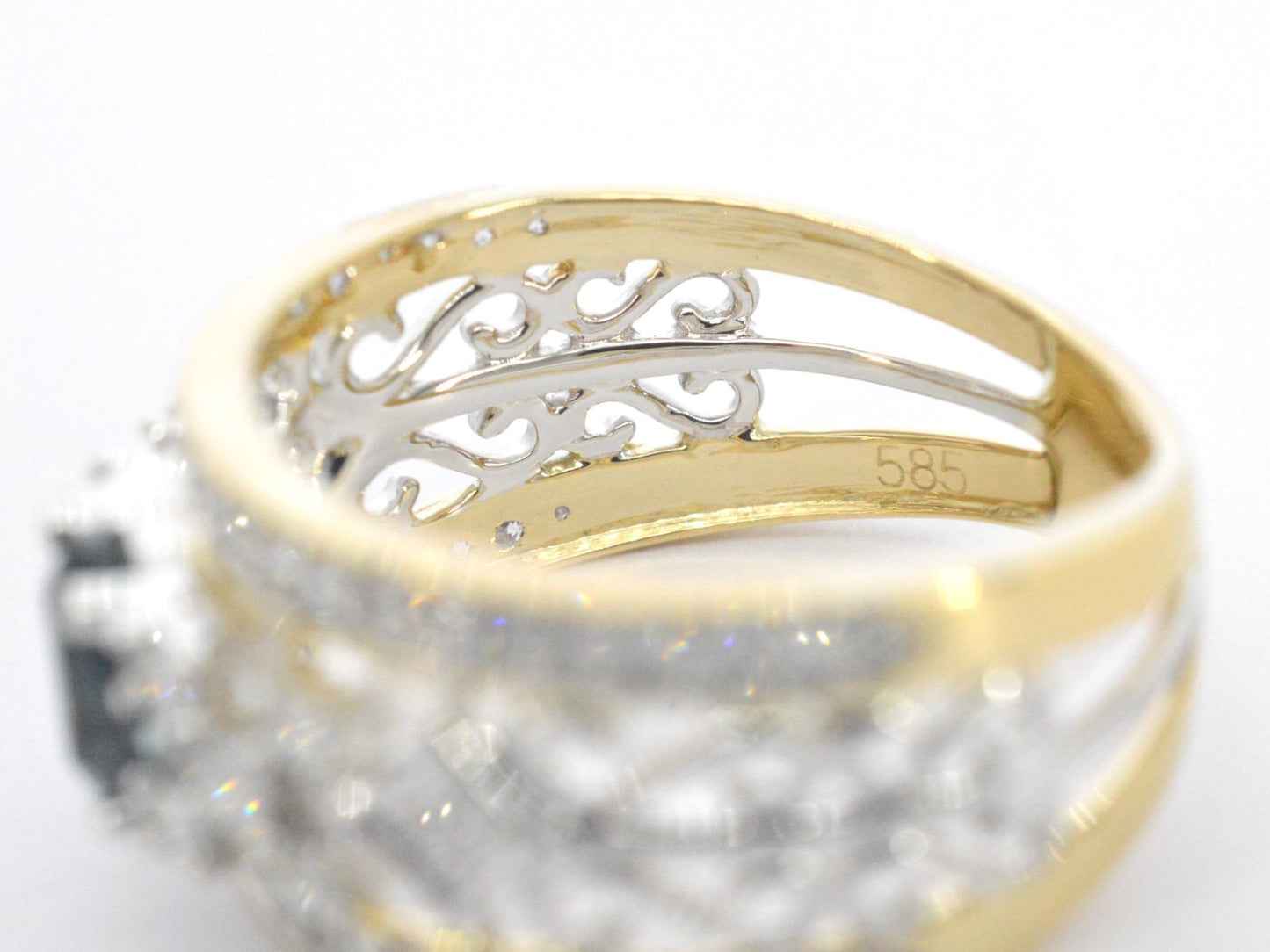 Gouden exclusieve ring vol met diamanten en een edelsteen