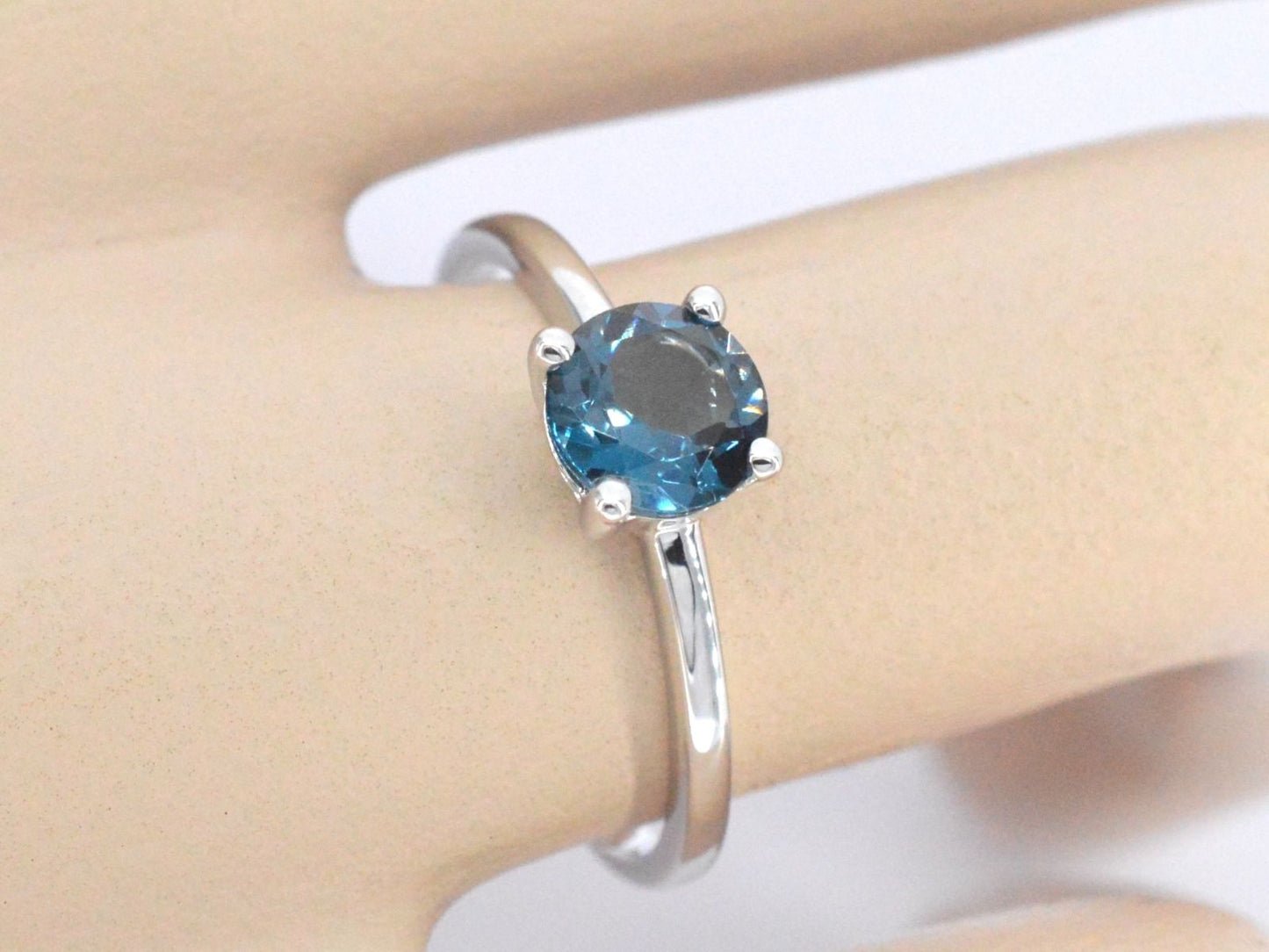Witgouden ring met topaas