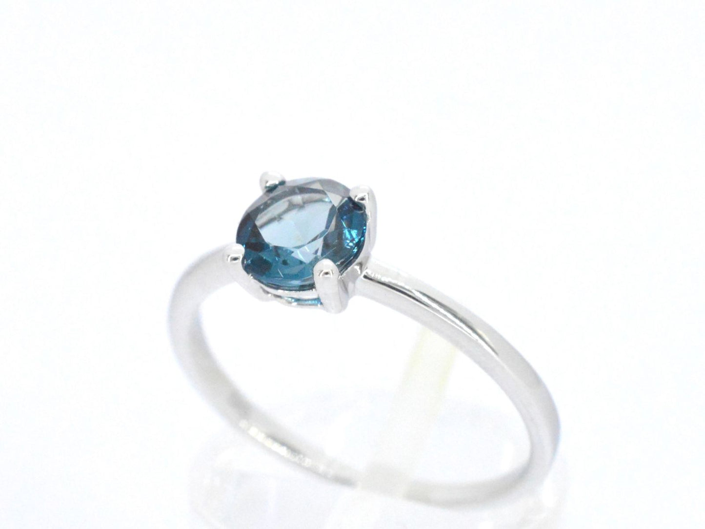 Witgouden ring met topaas