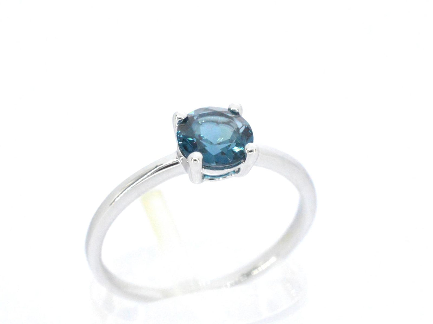 Witgouden ring met topaas
