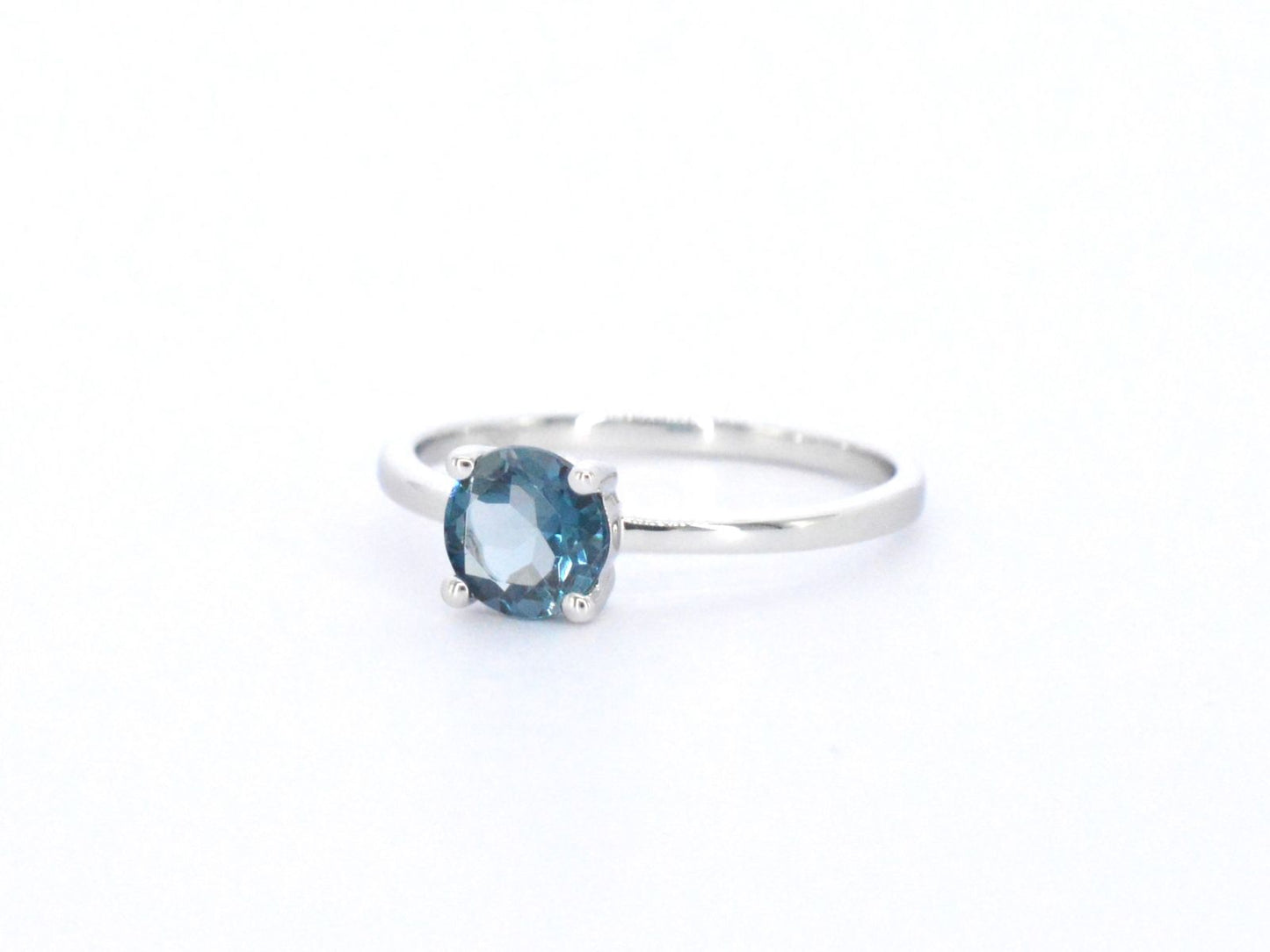 Witgouden ring met topaas