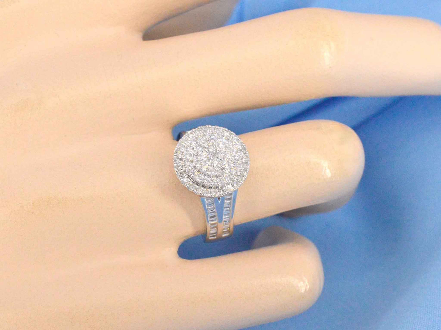 Witgouden entourage ring met 1.00 carat diamanten
