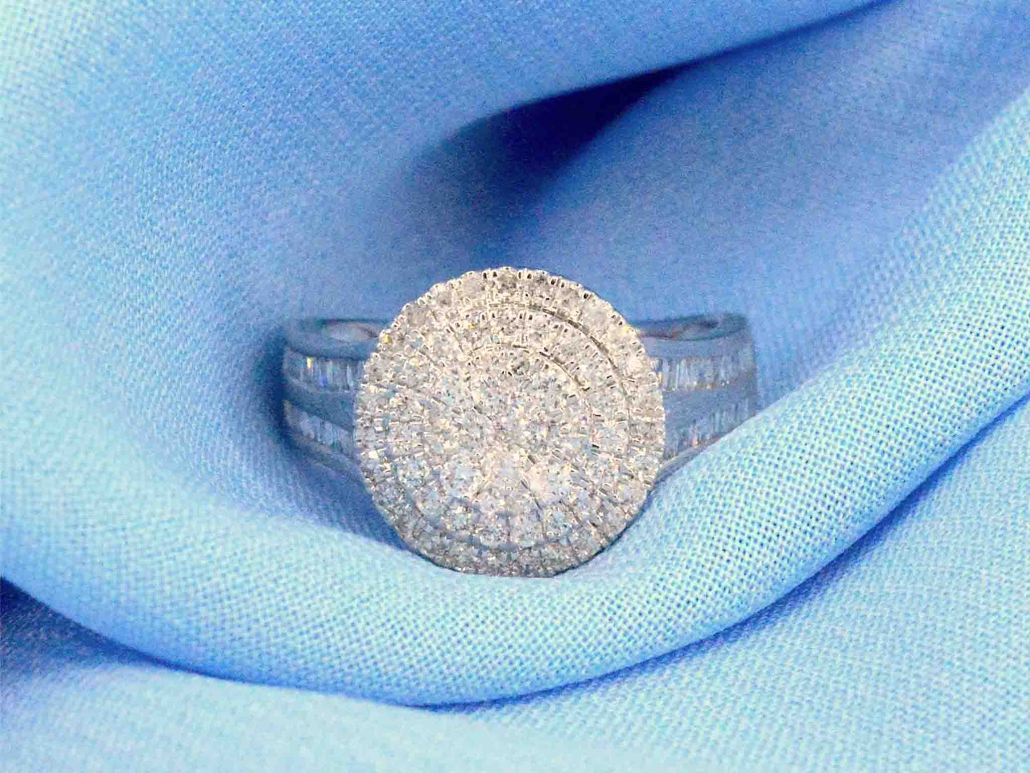 Witgouden entourage ring met 1.00 carat diamanten
