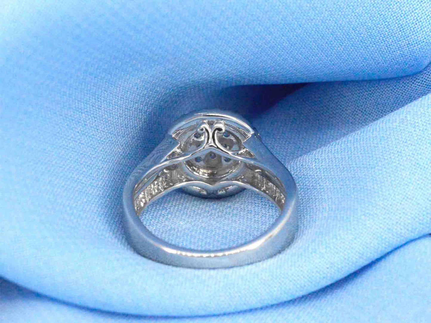 Witgouden entourage ring met 1.00 carat diamanten
