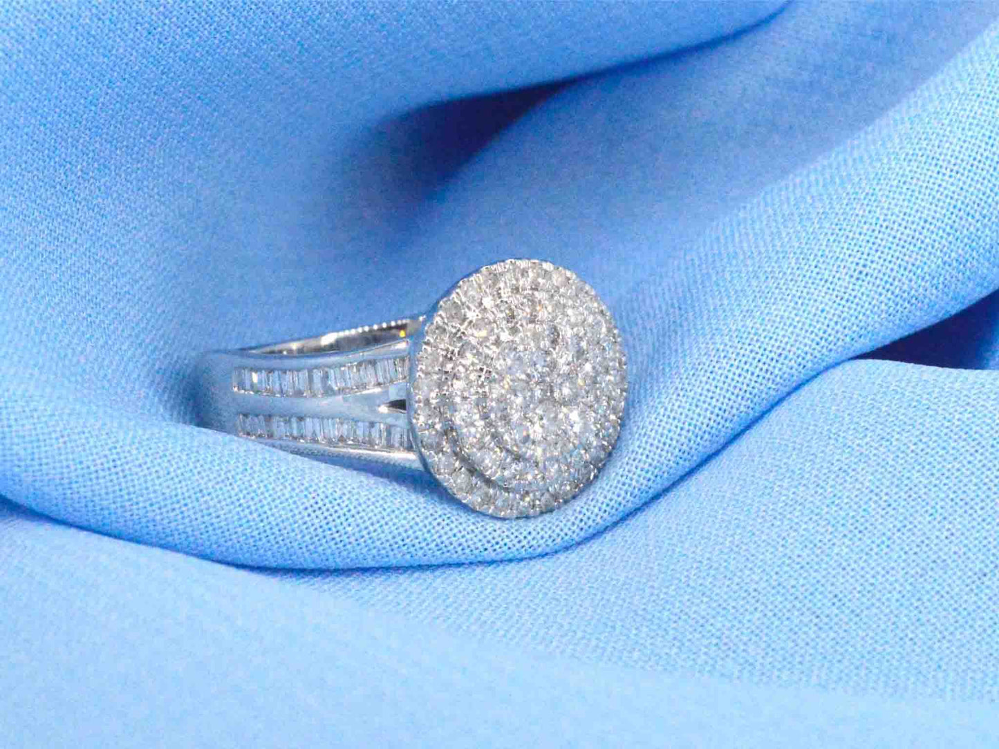 Witgouden entourage ring met 1.00 carat diamanten