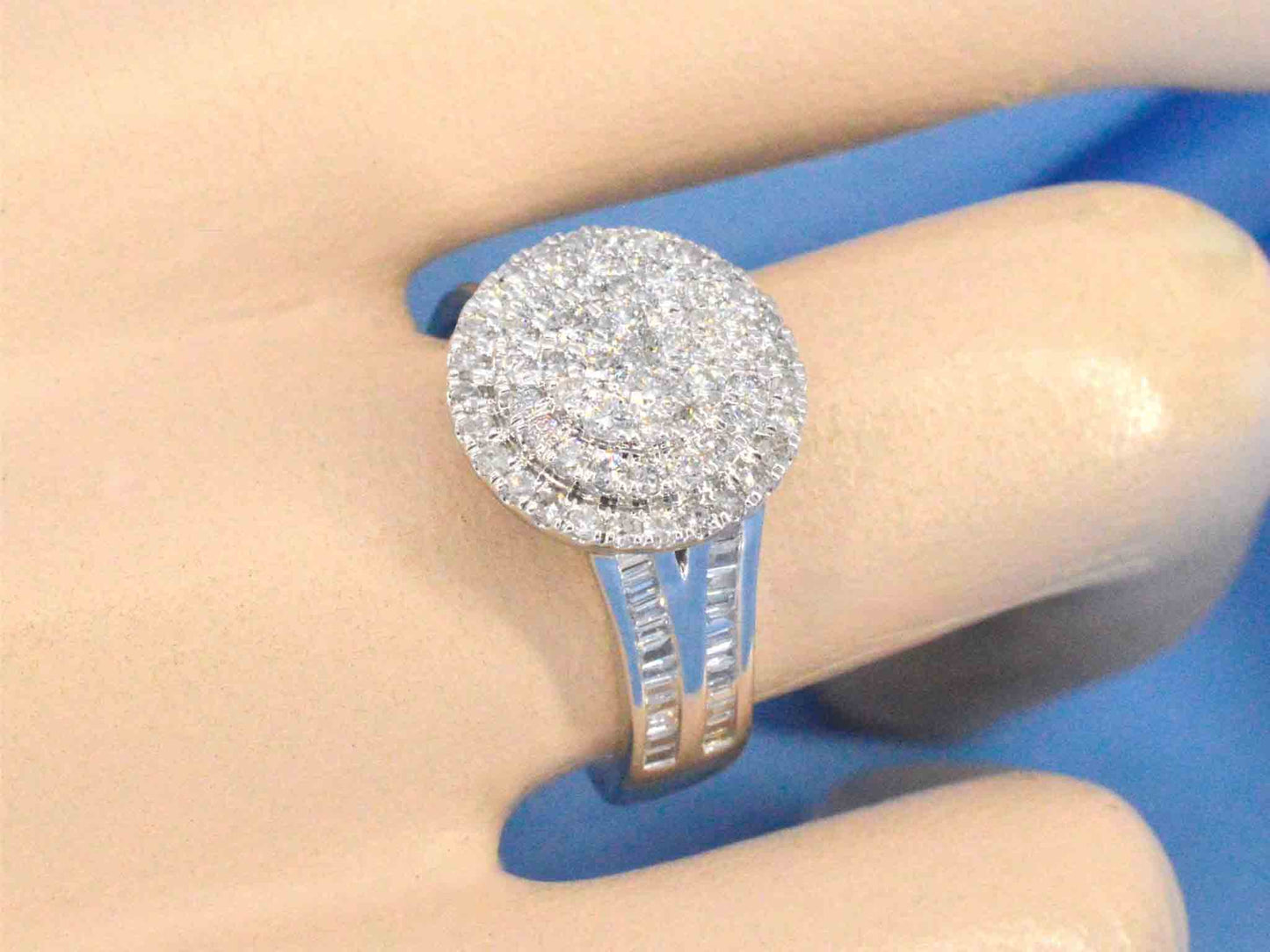 Witgouden entourage ring met 1.00 carat diamanten