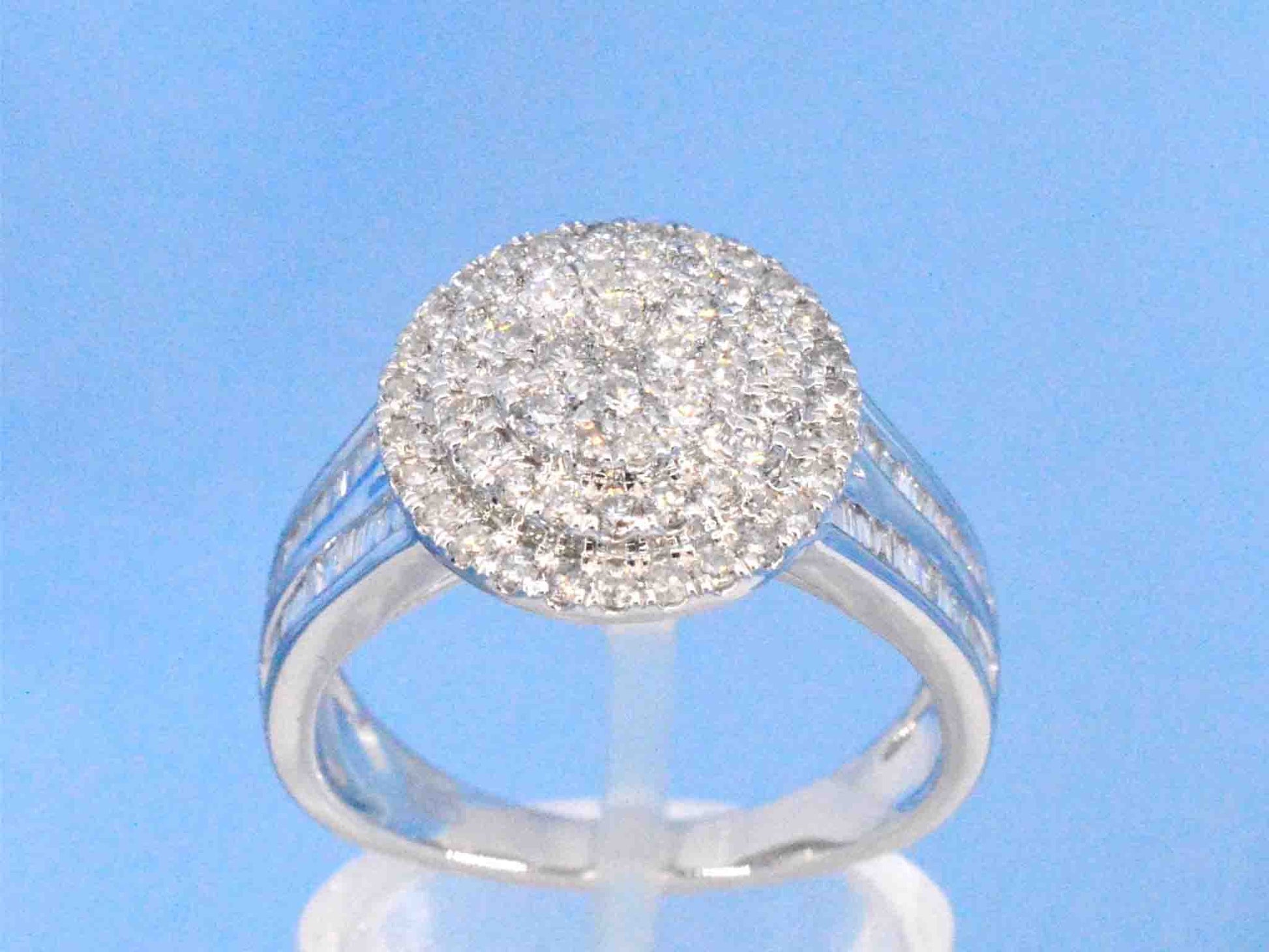 Witgouden entourage ring met 1.00 carat diamanten