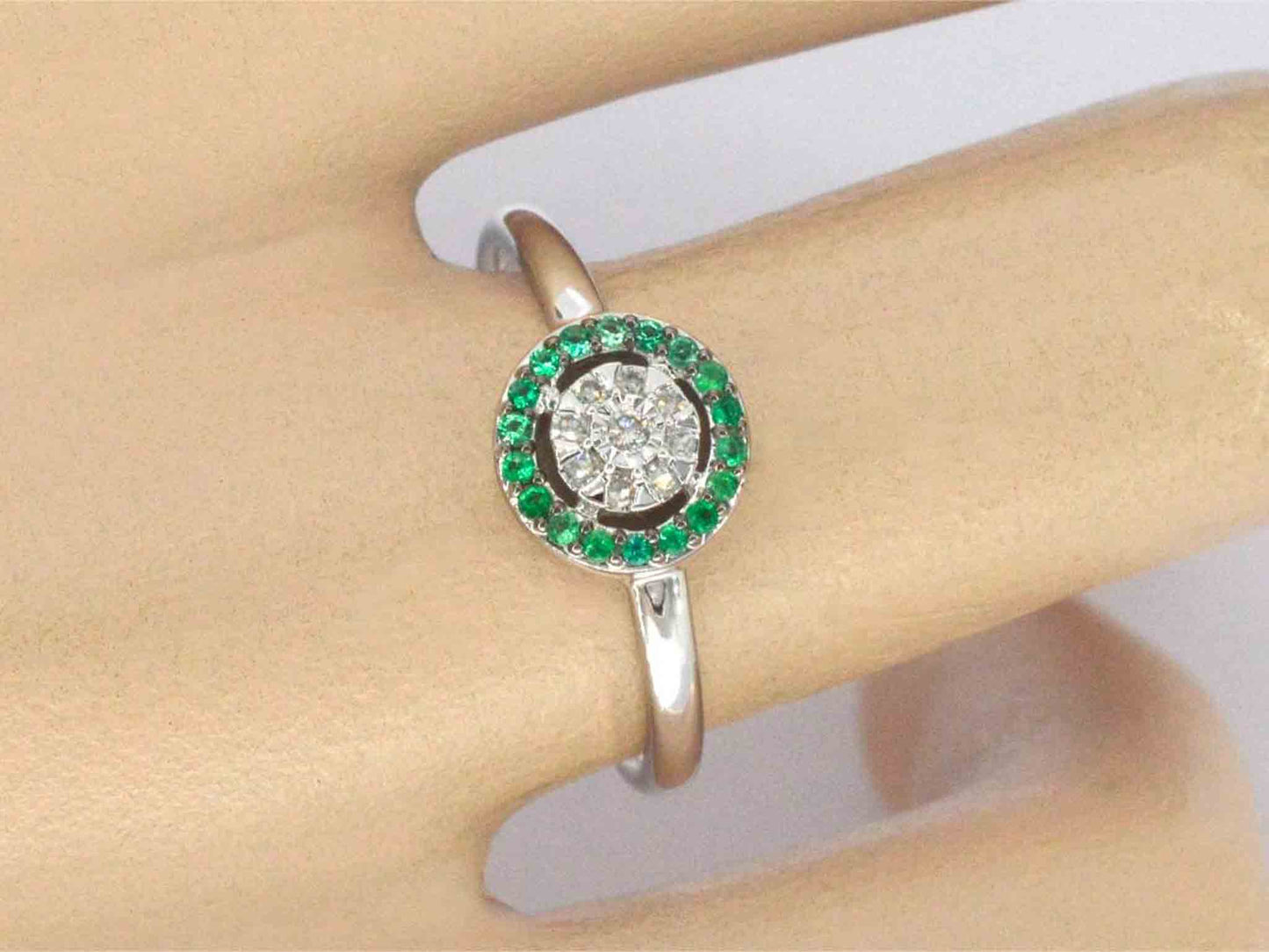 Witgouden ring met diamanten en smaragden