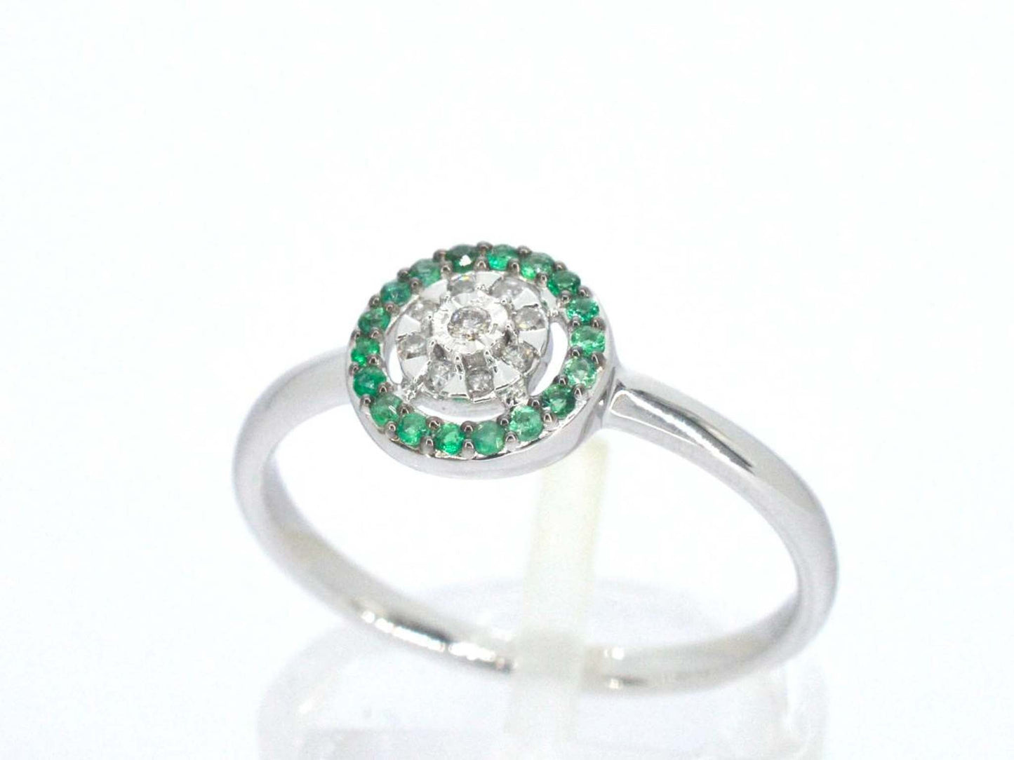 Witgouden ring met diamanten en smaragden