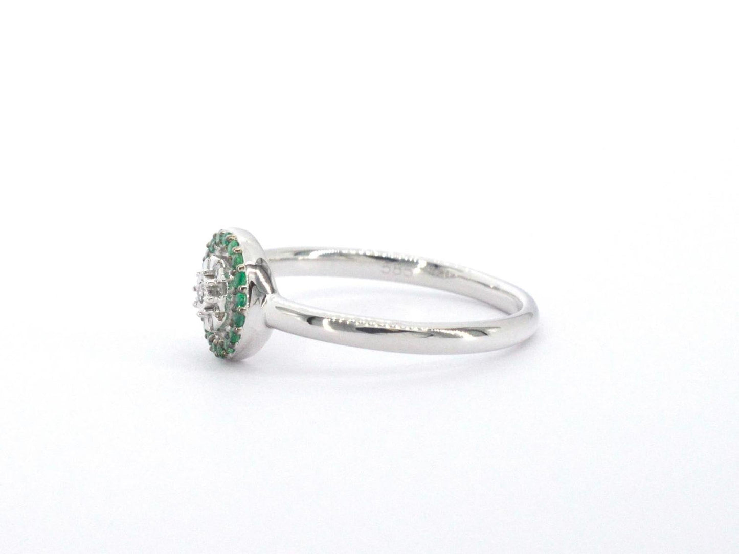 Witgouden ring met diamanten en smaragden