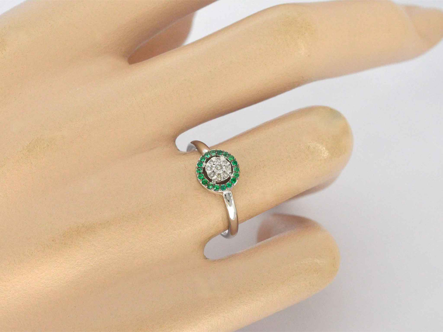 Witgouden ring met diamanten en smaragden