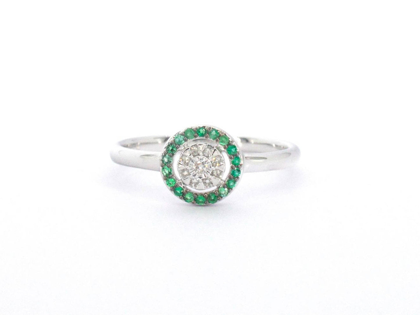 Witgouden ring met diamanten en smaragden