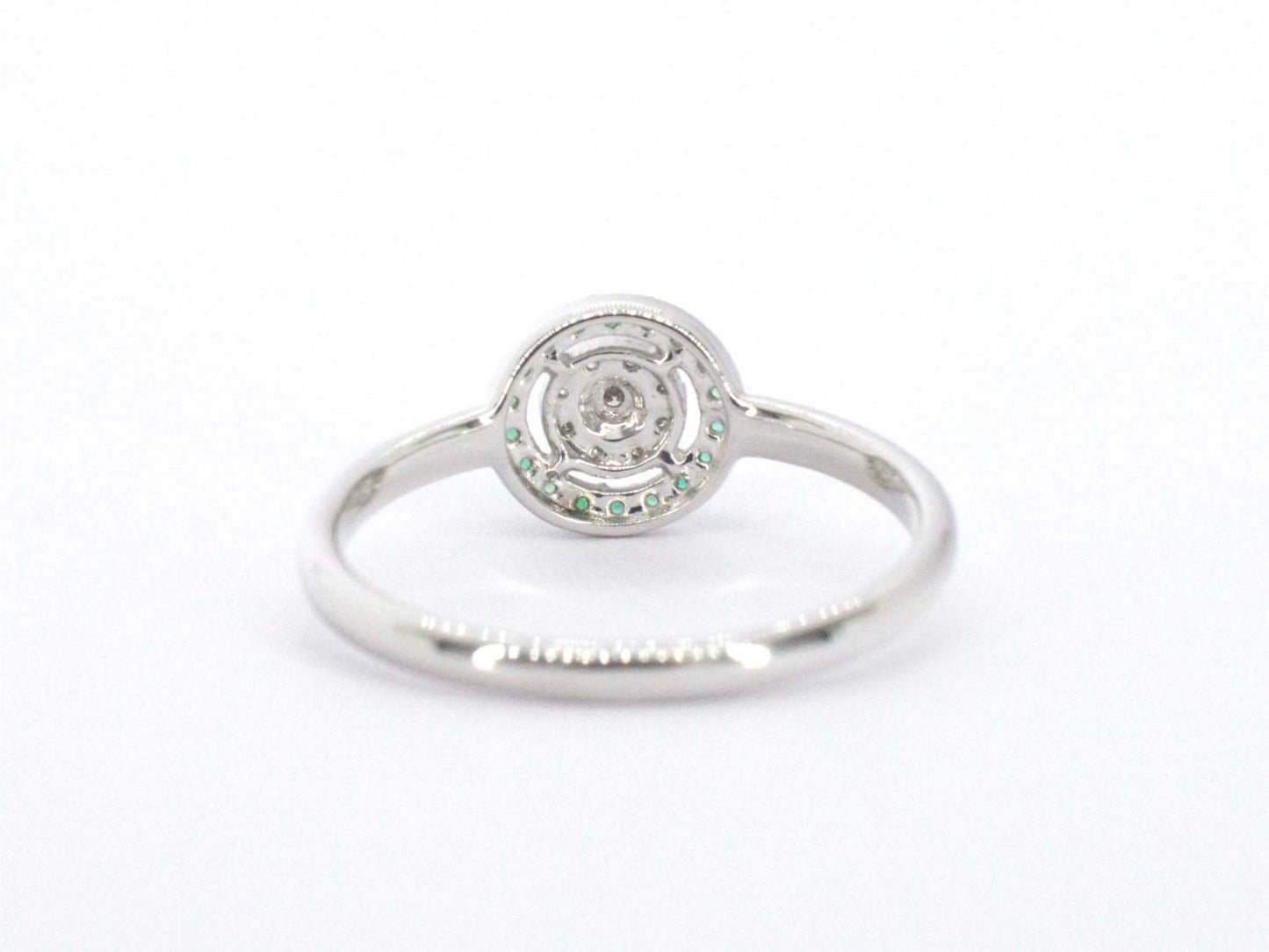 Witgouden ring met diamanten en smaragden