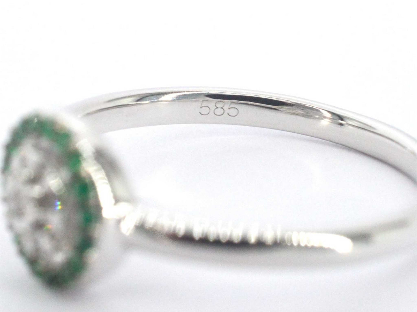Witgouden ring met diamanten en smaragden