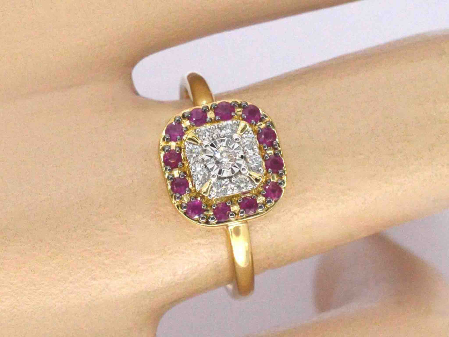 Geelgouden ring met diamanten en robijn