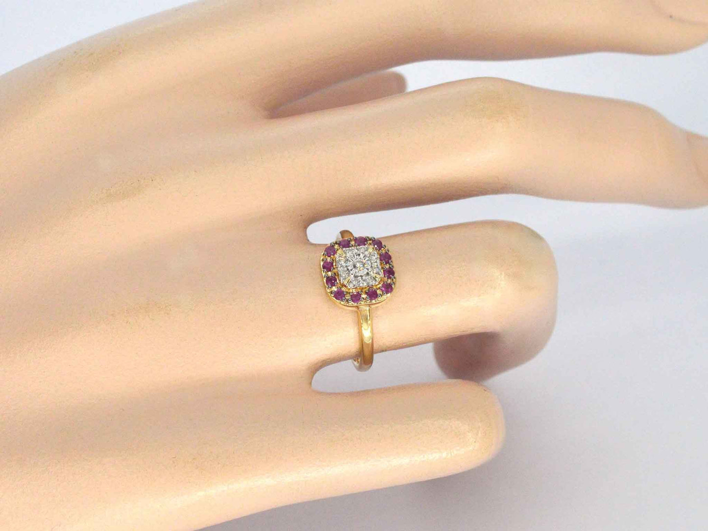 Geelgouden ring met diamanten en robijn