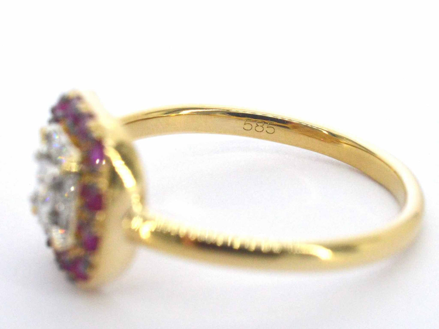 Geelgouden ring met diamanten en robijn
