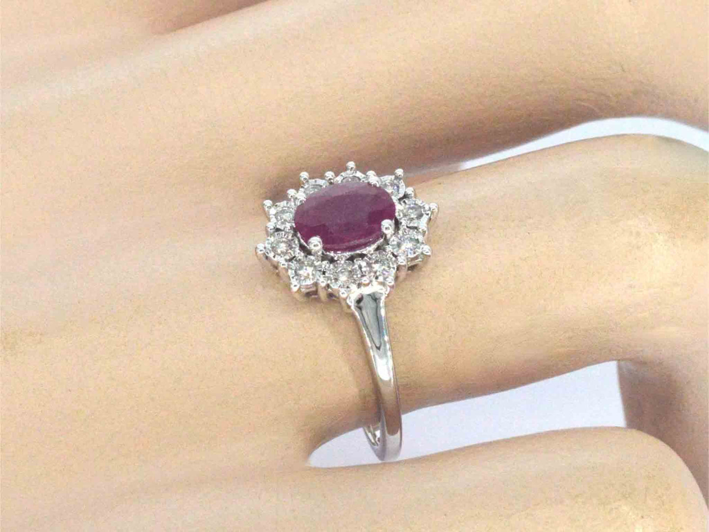 Witgouden entourage ring met robijn en diamanten