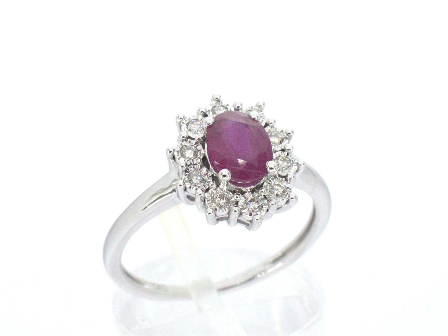 Witgouden entourage ring met robijn en diamanten