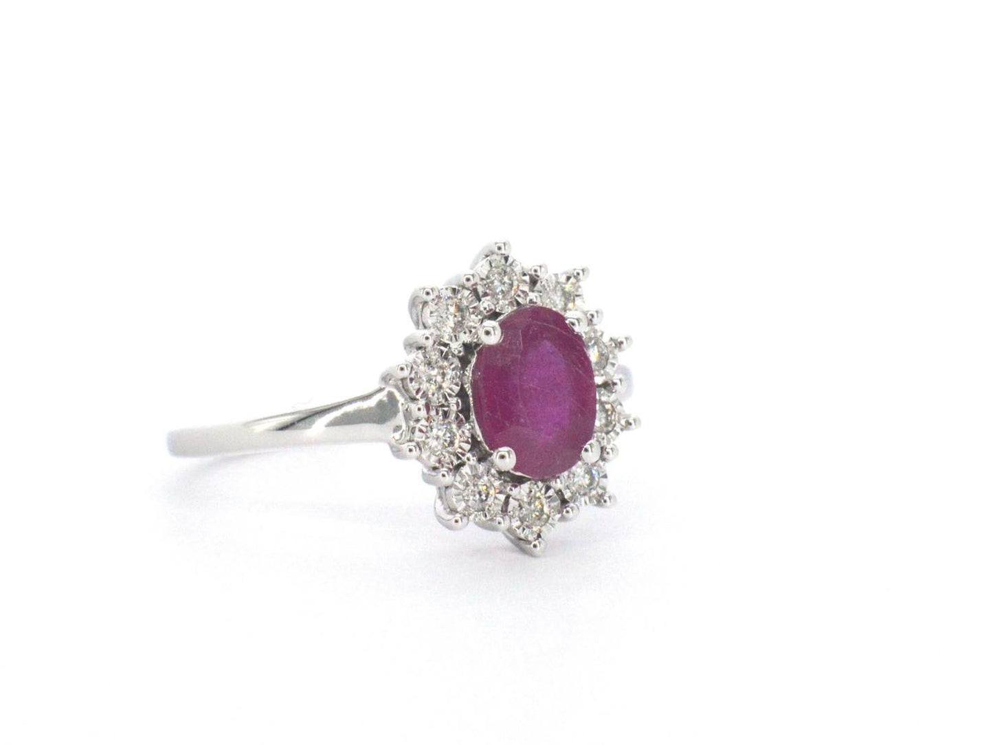 Witgouden entourage ring met robijn en diamanten