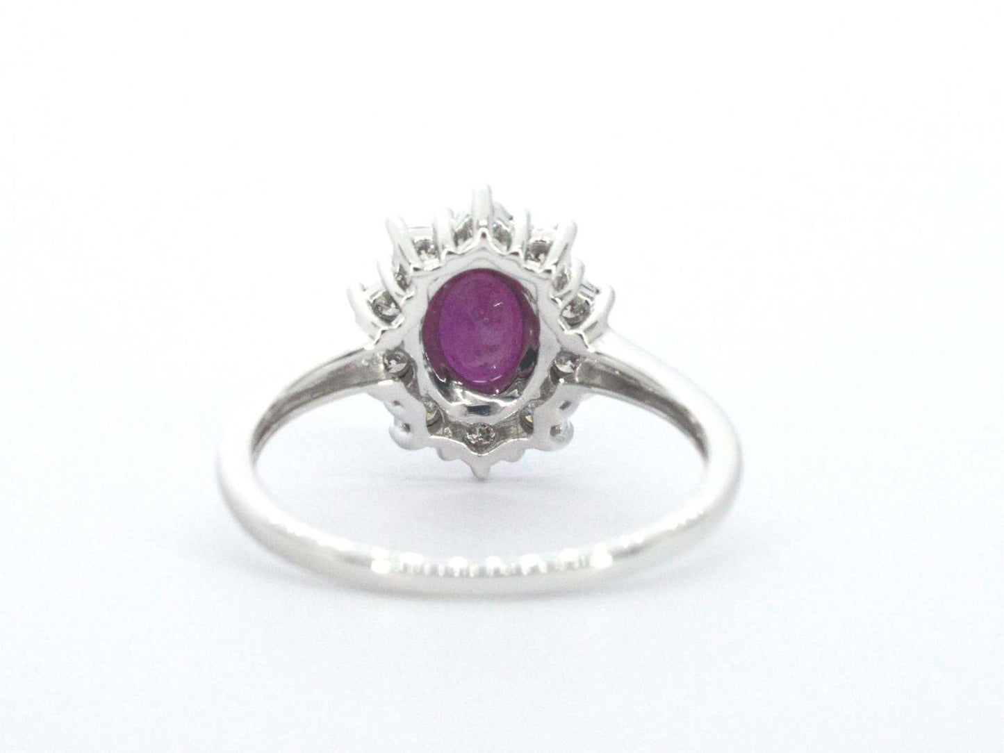Witgouden entourage ring met robijn en diamanten