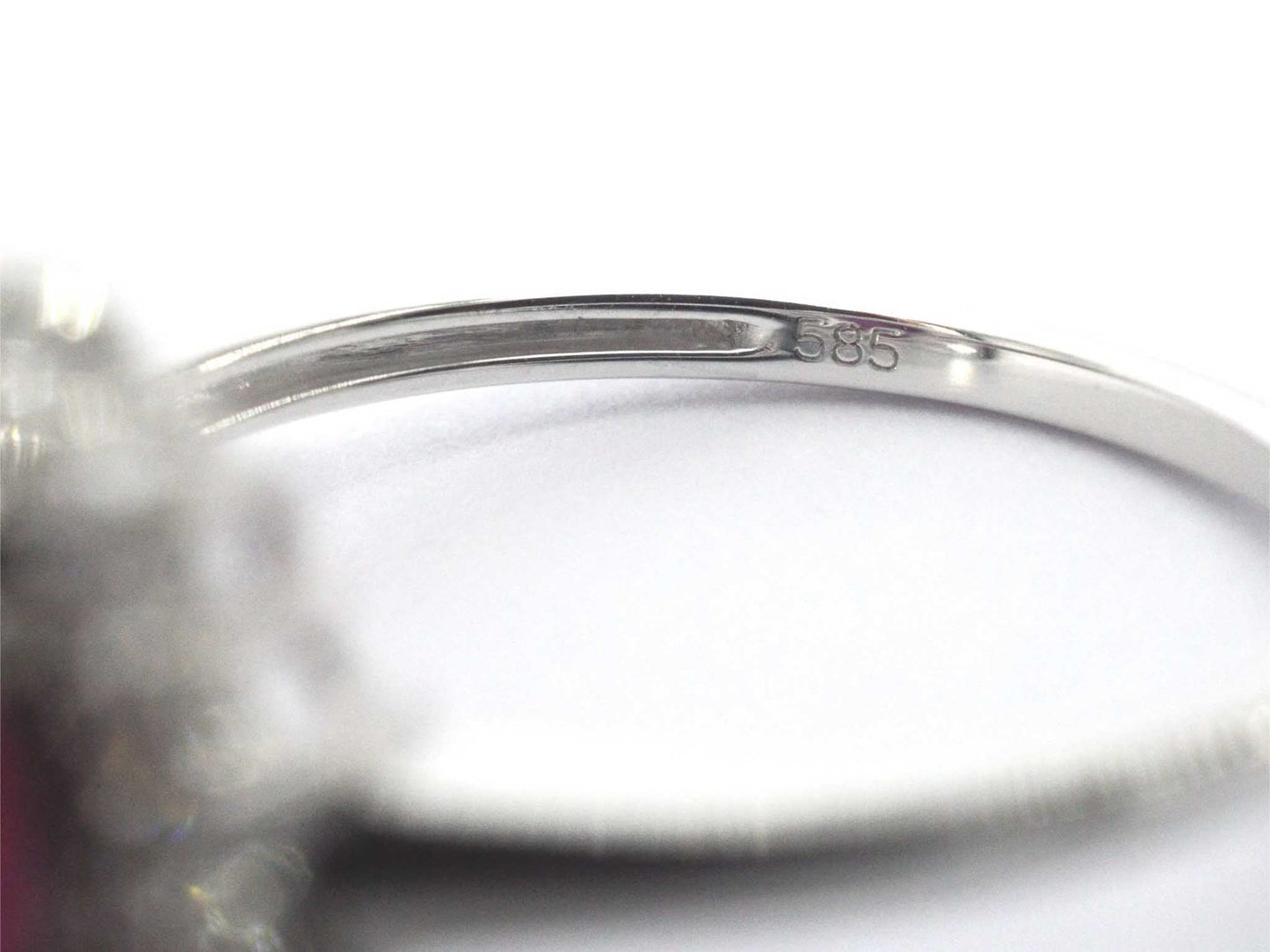 Witgouden entourage ring met robijn en diamanten