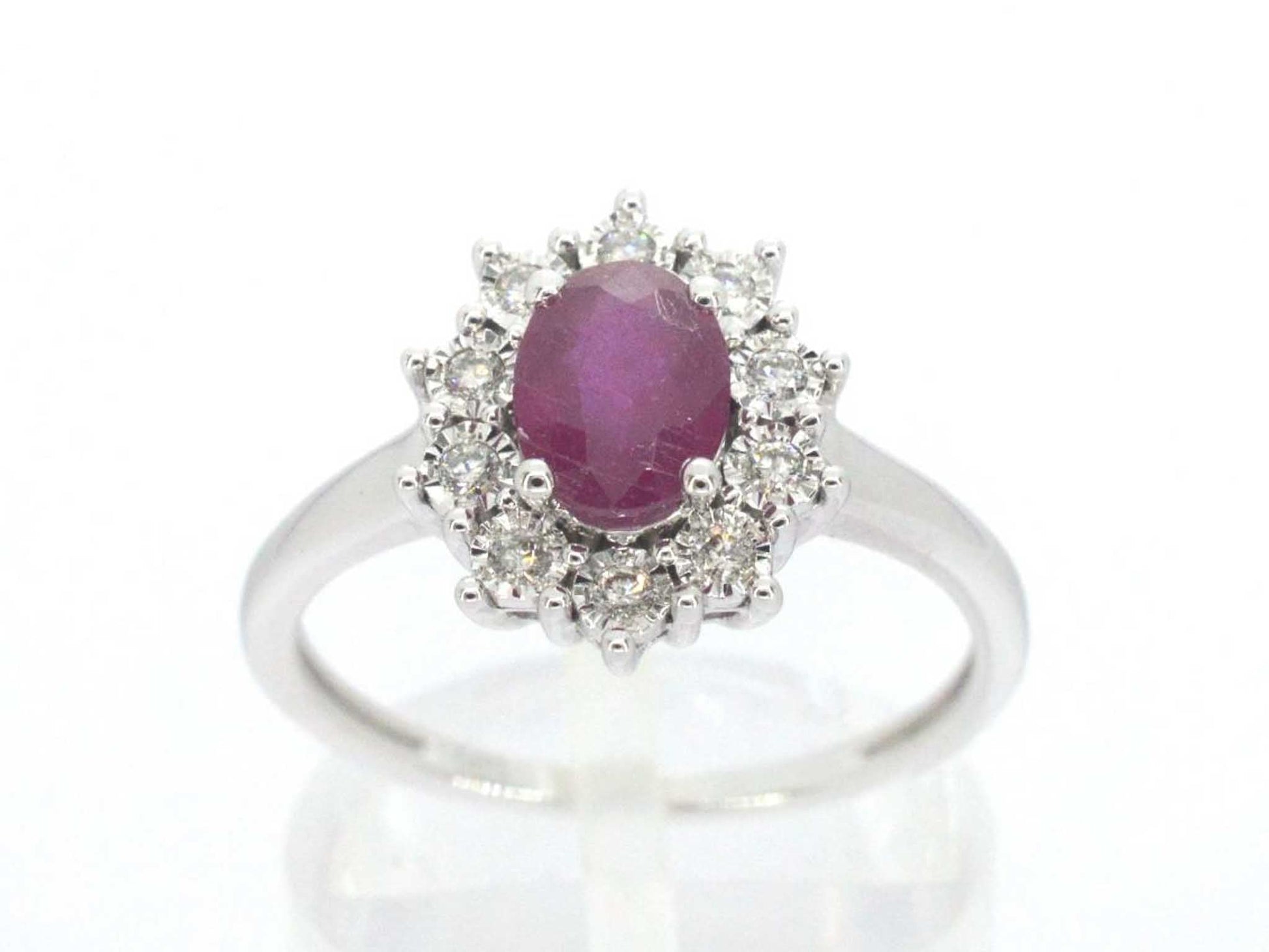 Witgouden entourage ring met robijn en diamanten