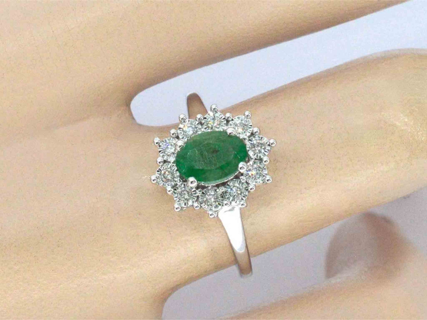 Witgouden entourage ring met smaragd en diamanten