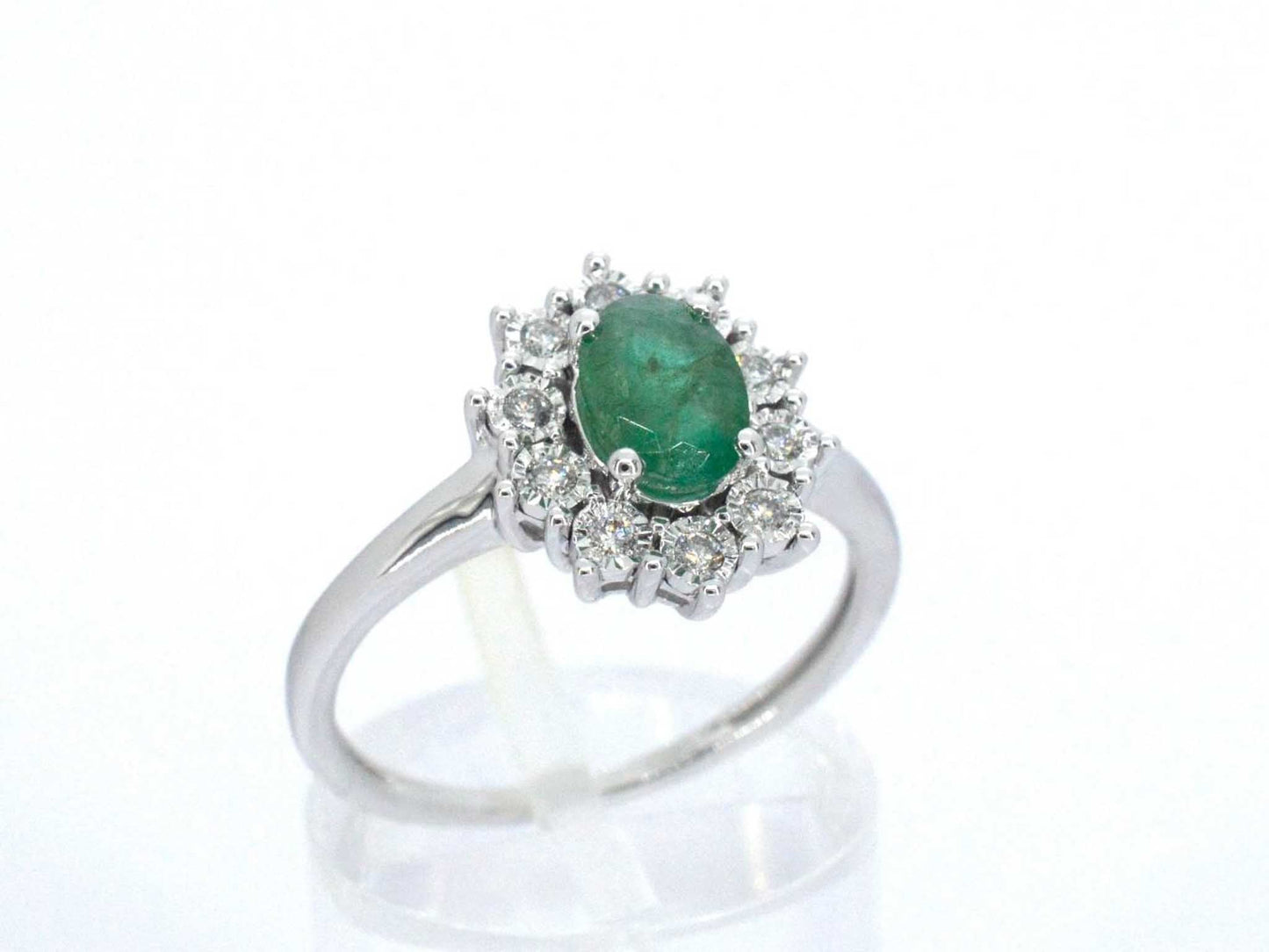Witgouden entourage ring met smaragd en diamanten