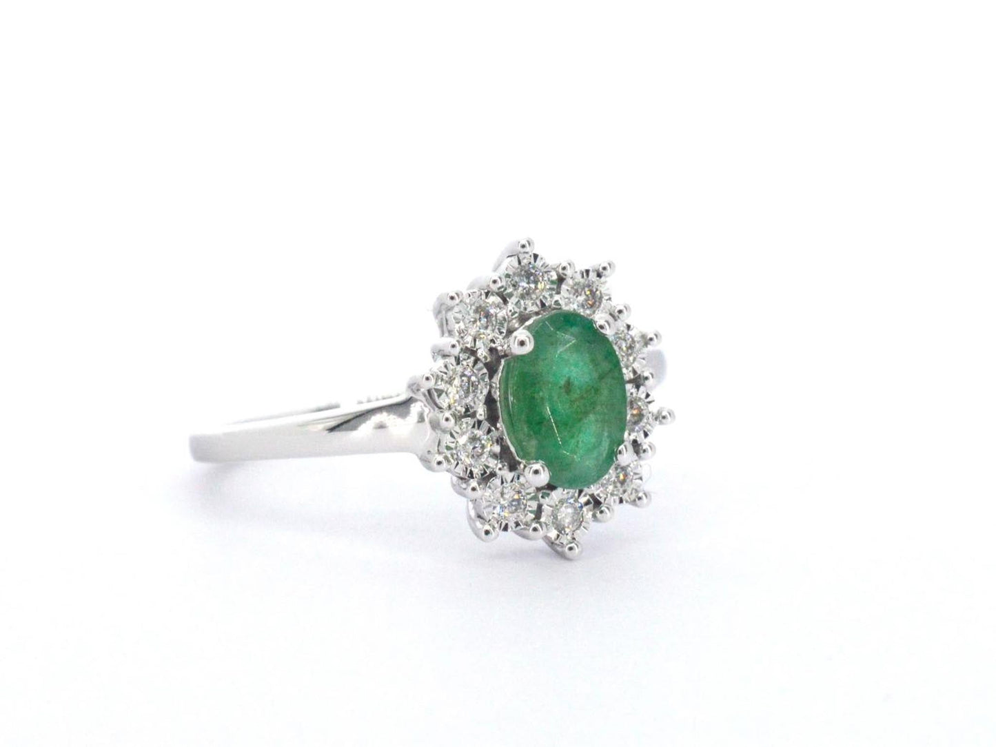 Witgouden entourage ring met smaragd en diamanten