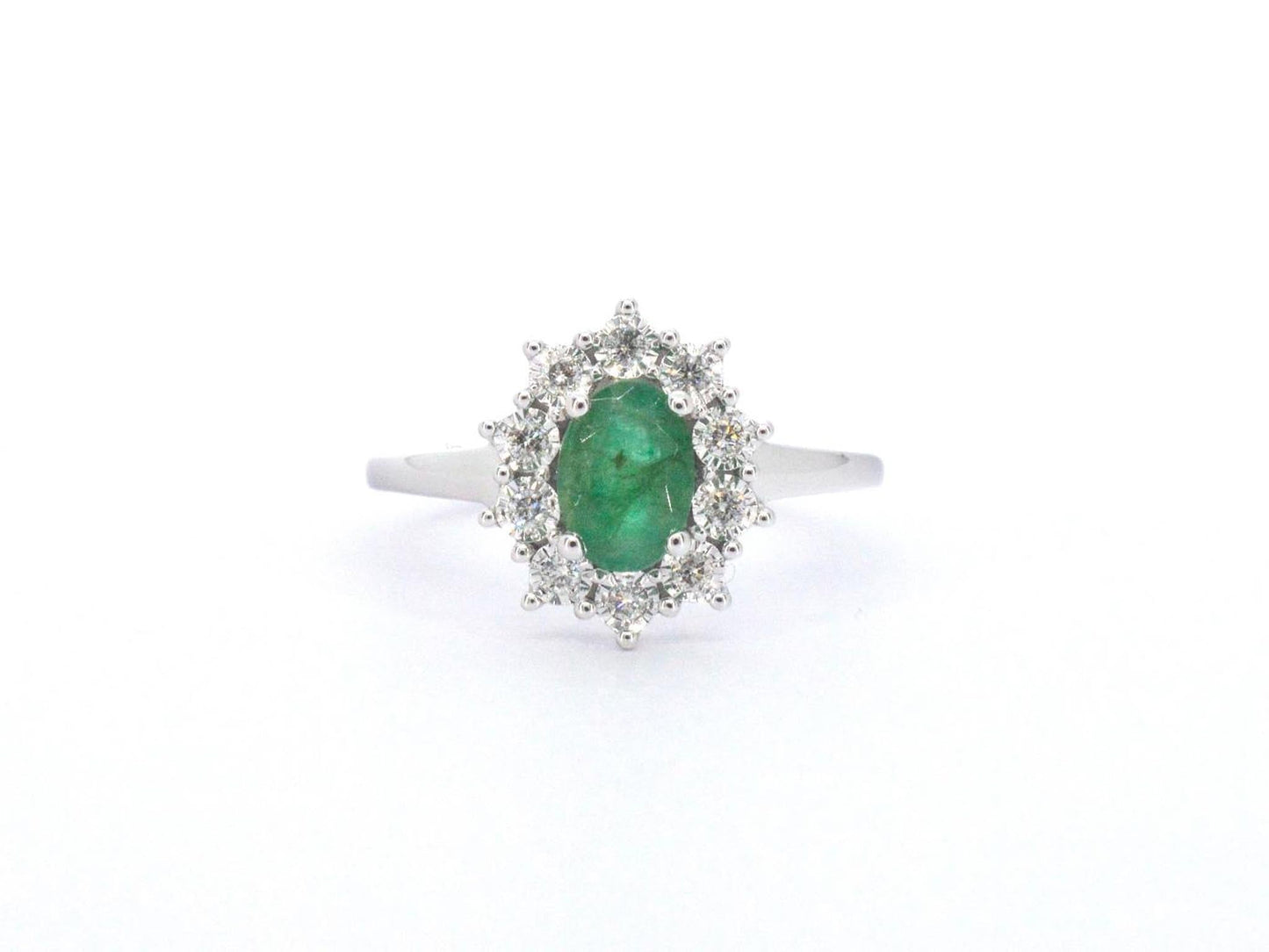 Witgouden entourage ring met smaragd en diamanten