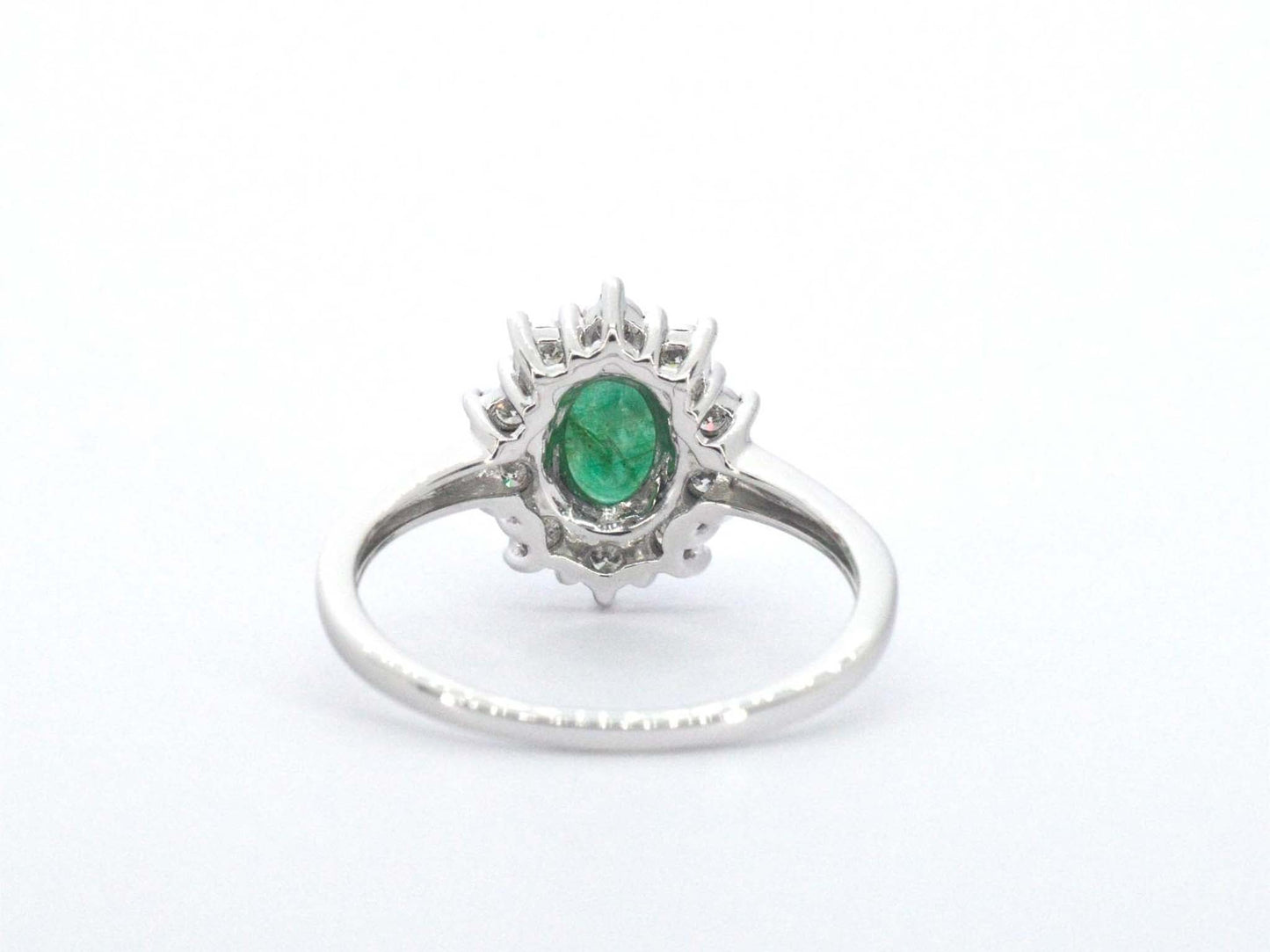 Witgouden entourage ring met smaragd en diamanten