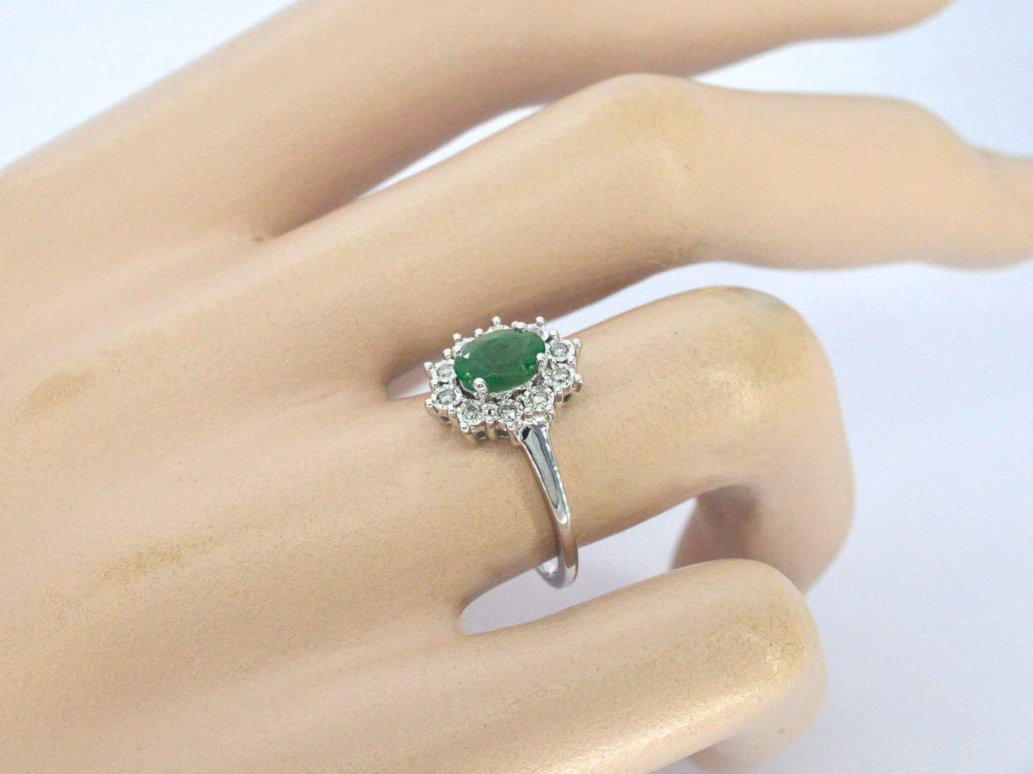 Witgouden entourage ring met smaragd en diamanten