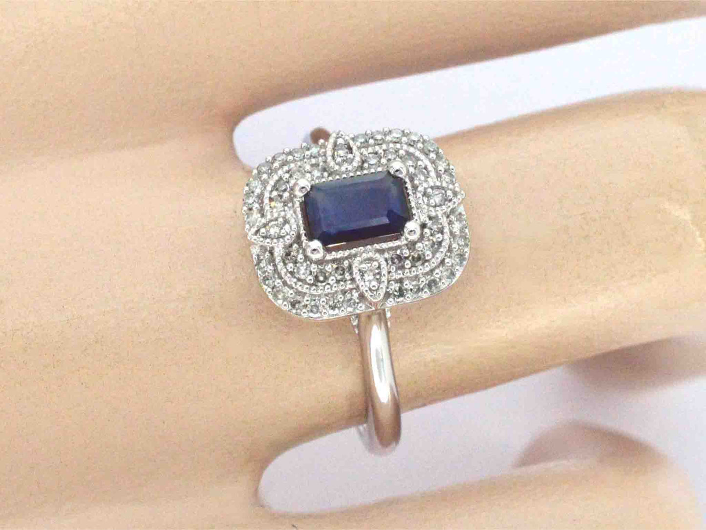 Witgouden design ring met een saffier en diamanten