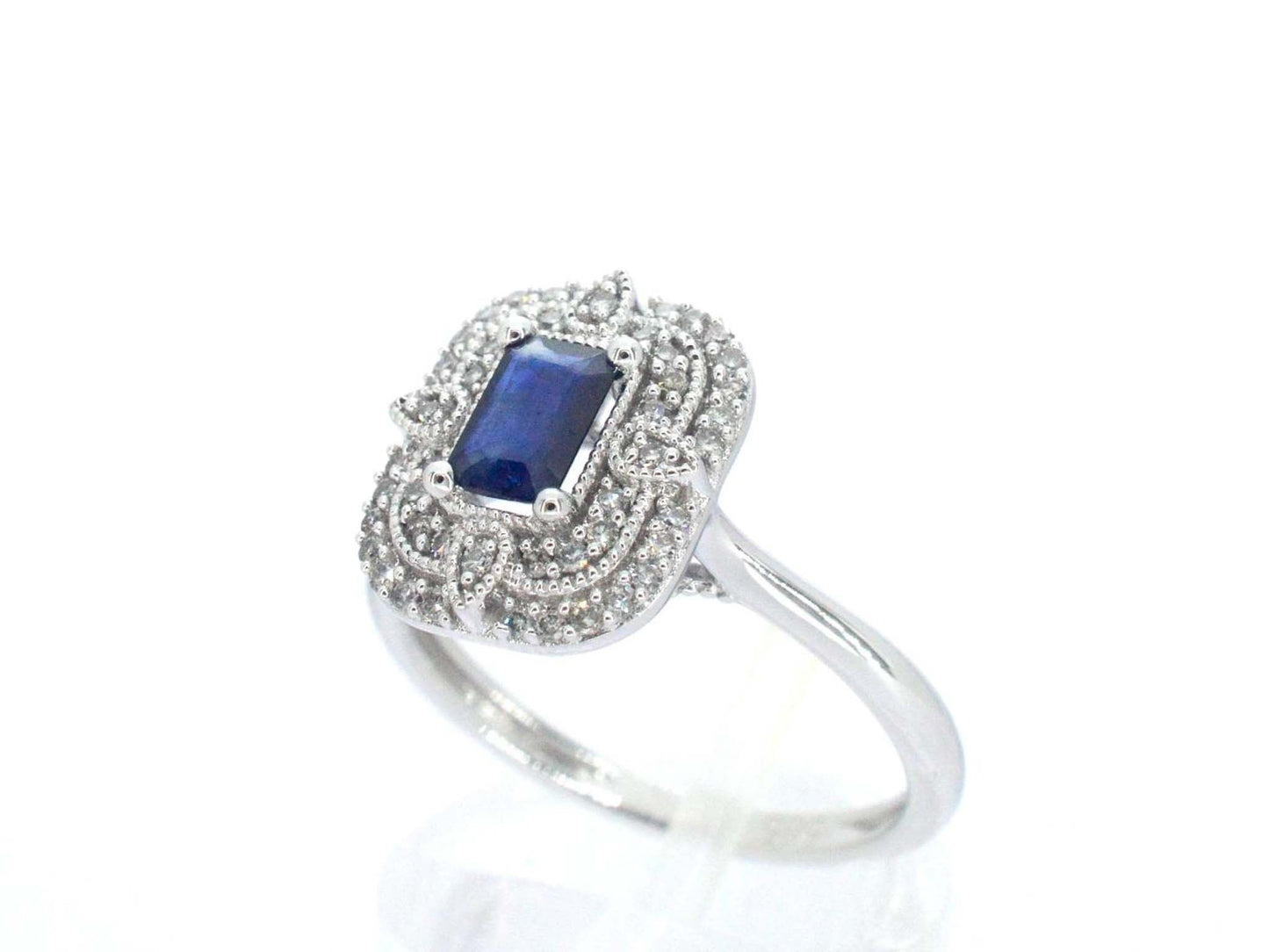 Witgouden design ring met een saffier en diamanten