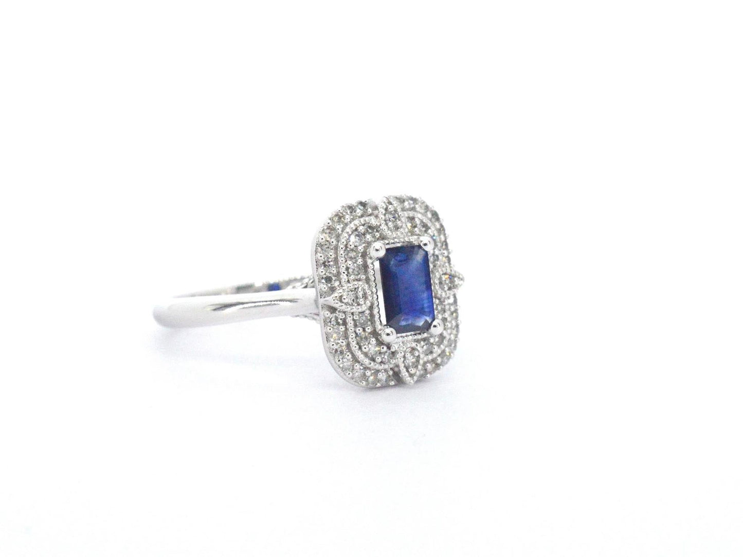 Witgouden design ring met een saffier en diamanten