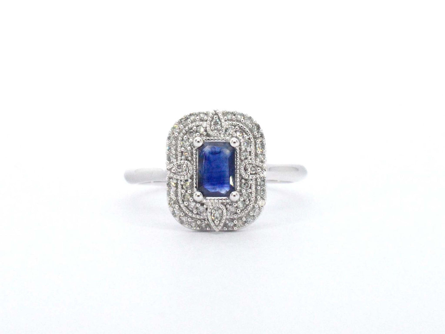Witgouden design ring met een saffier en diamanten