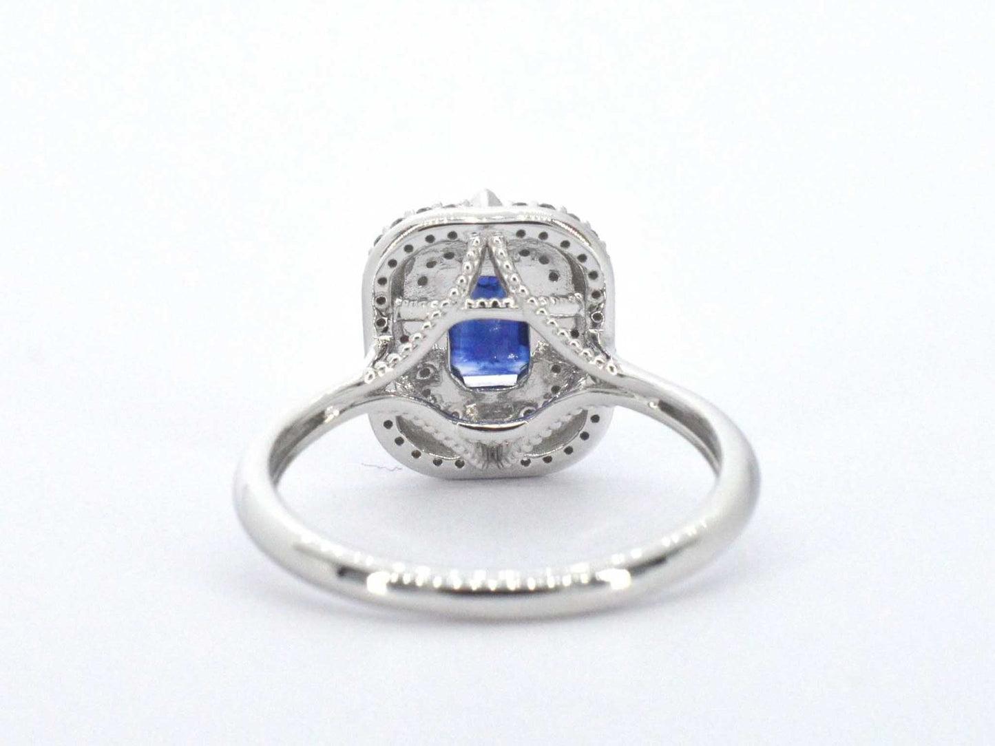 Witgouden design ring met een saffier en diamanten
