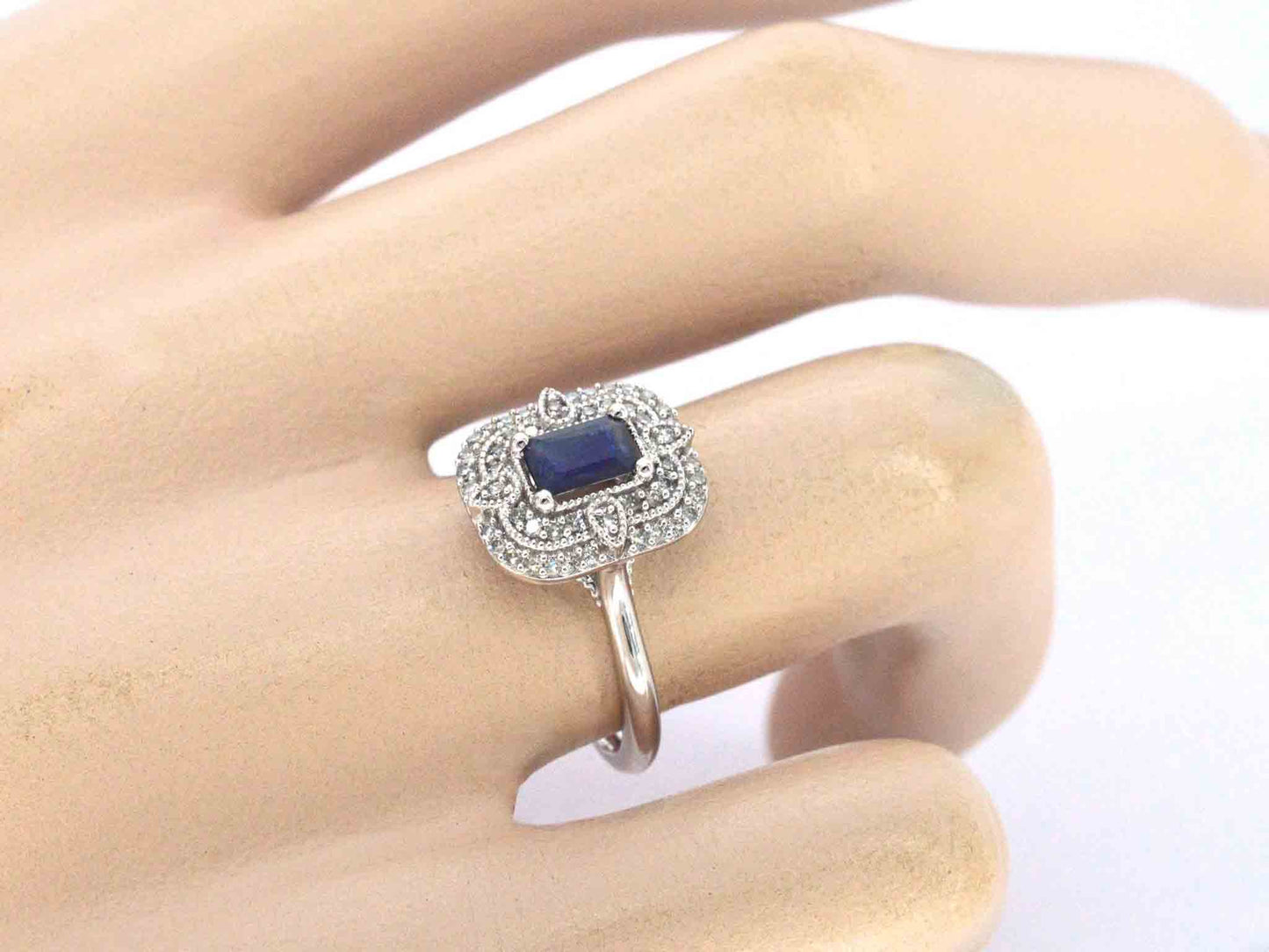 Witgouden design ring met een saffier en diamanten