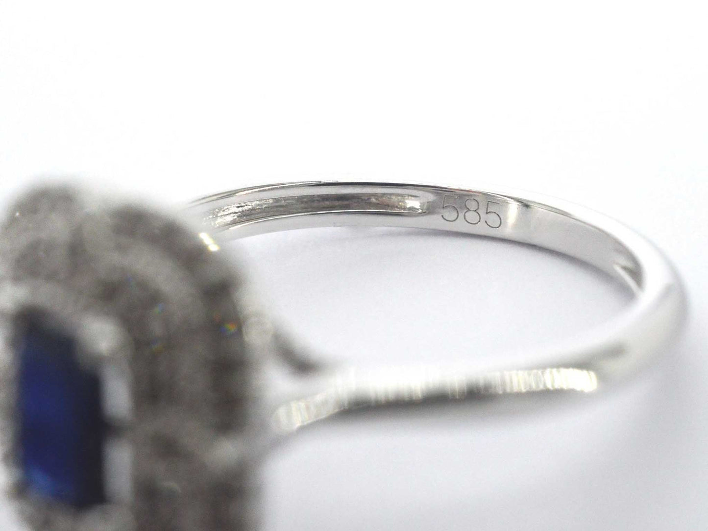Witgouden design ring met een saffier en diamanten