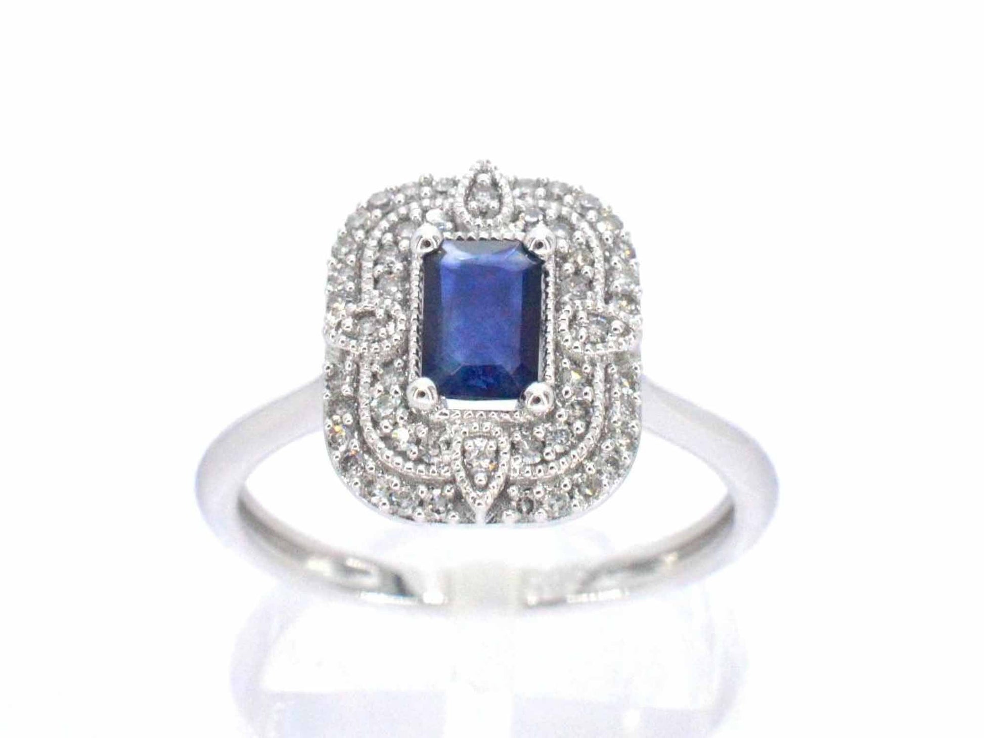 Witgouden design ring met een saffier en diamanten