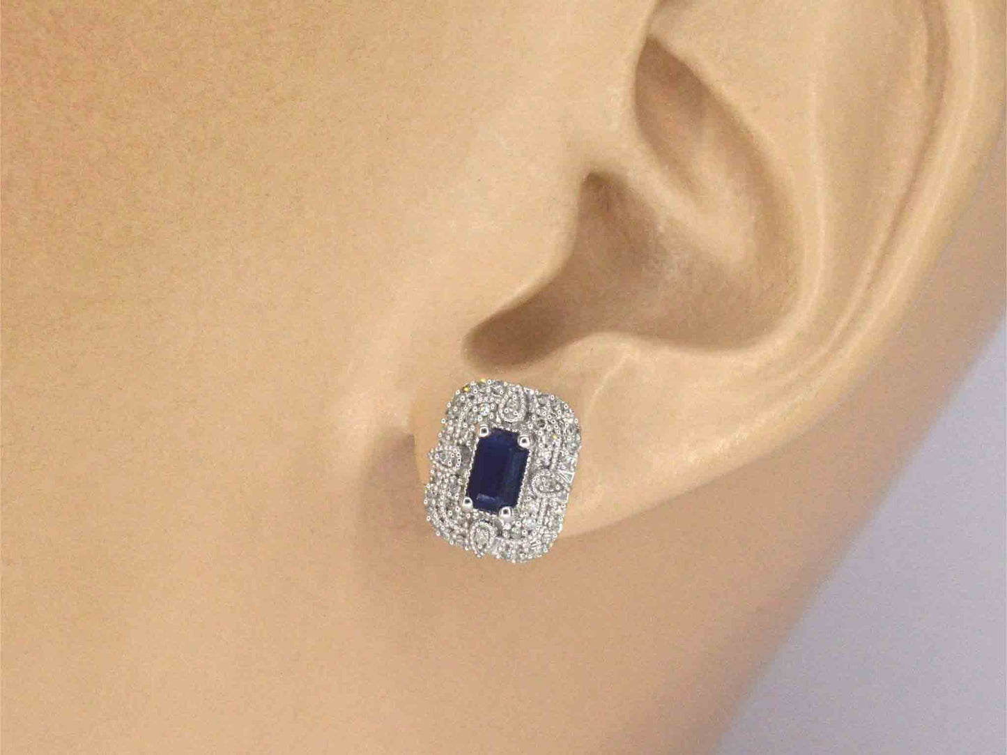 Witgouden design oorbellen met diamanten en saffier