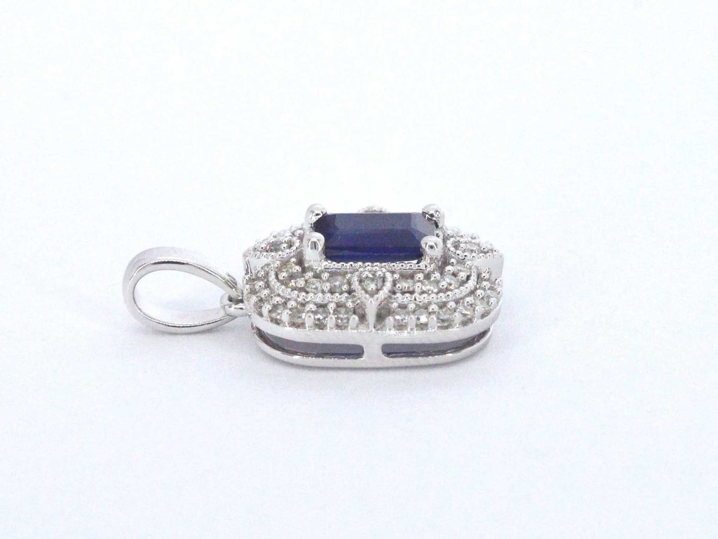 Witgouden hanger met diamanten en saffier