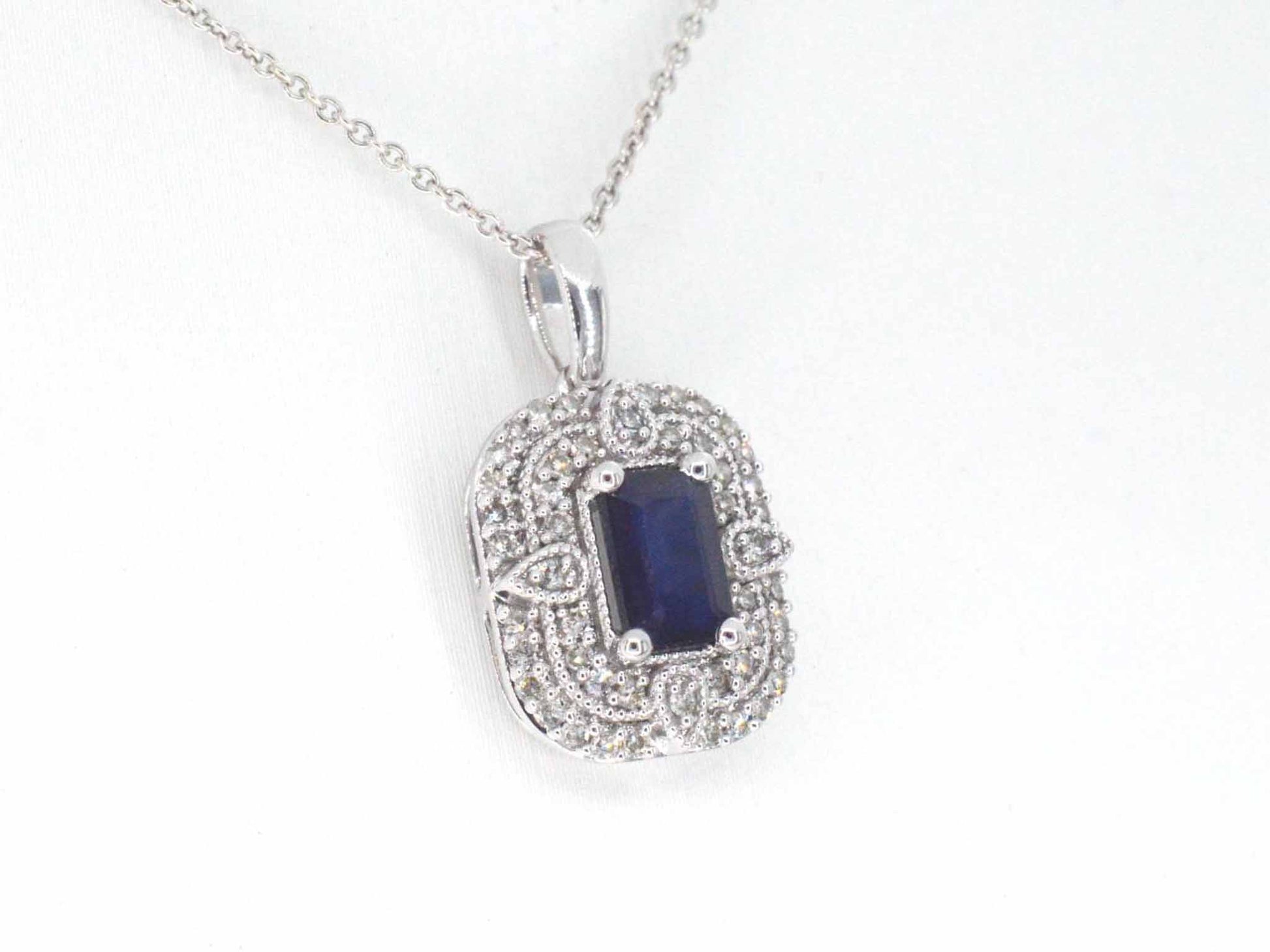 Witgouden hanger met diamanten en saffier