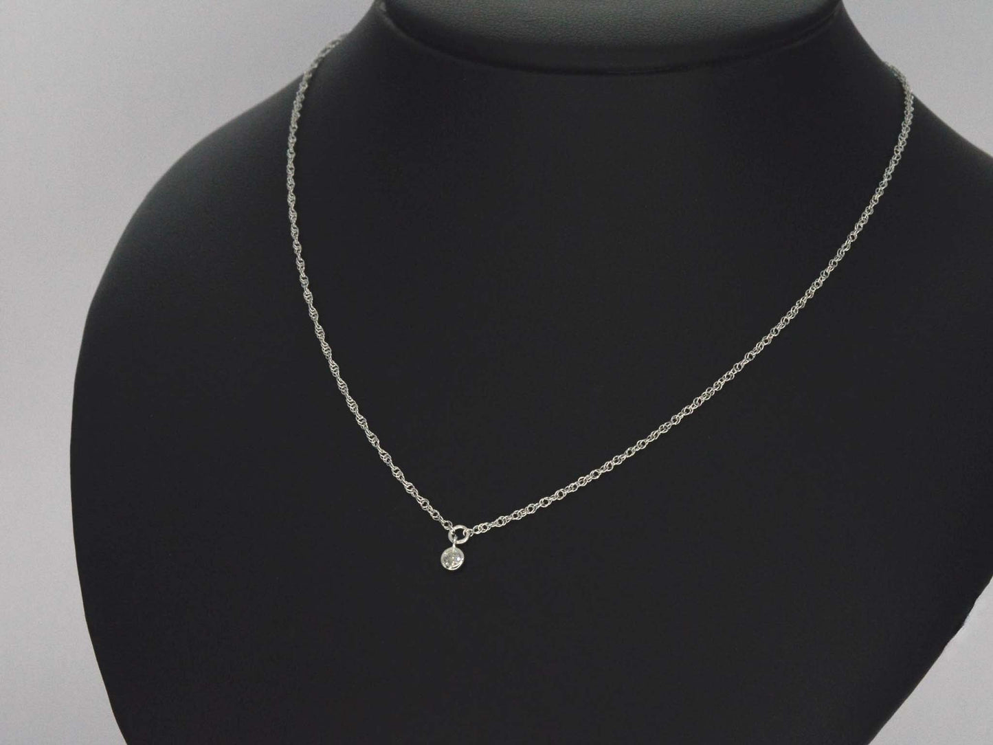 Witgouden collier met diamant