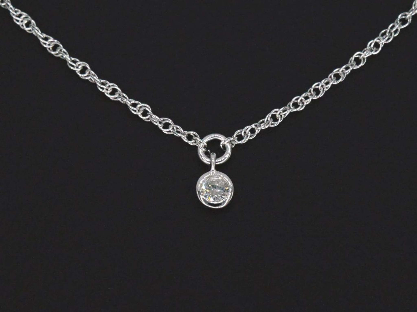 Witgouden collier met diamant