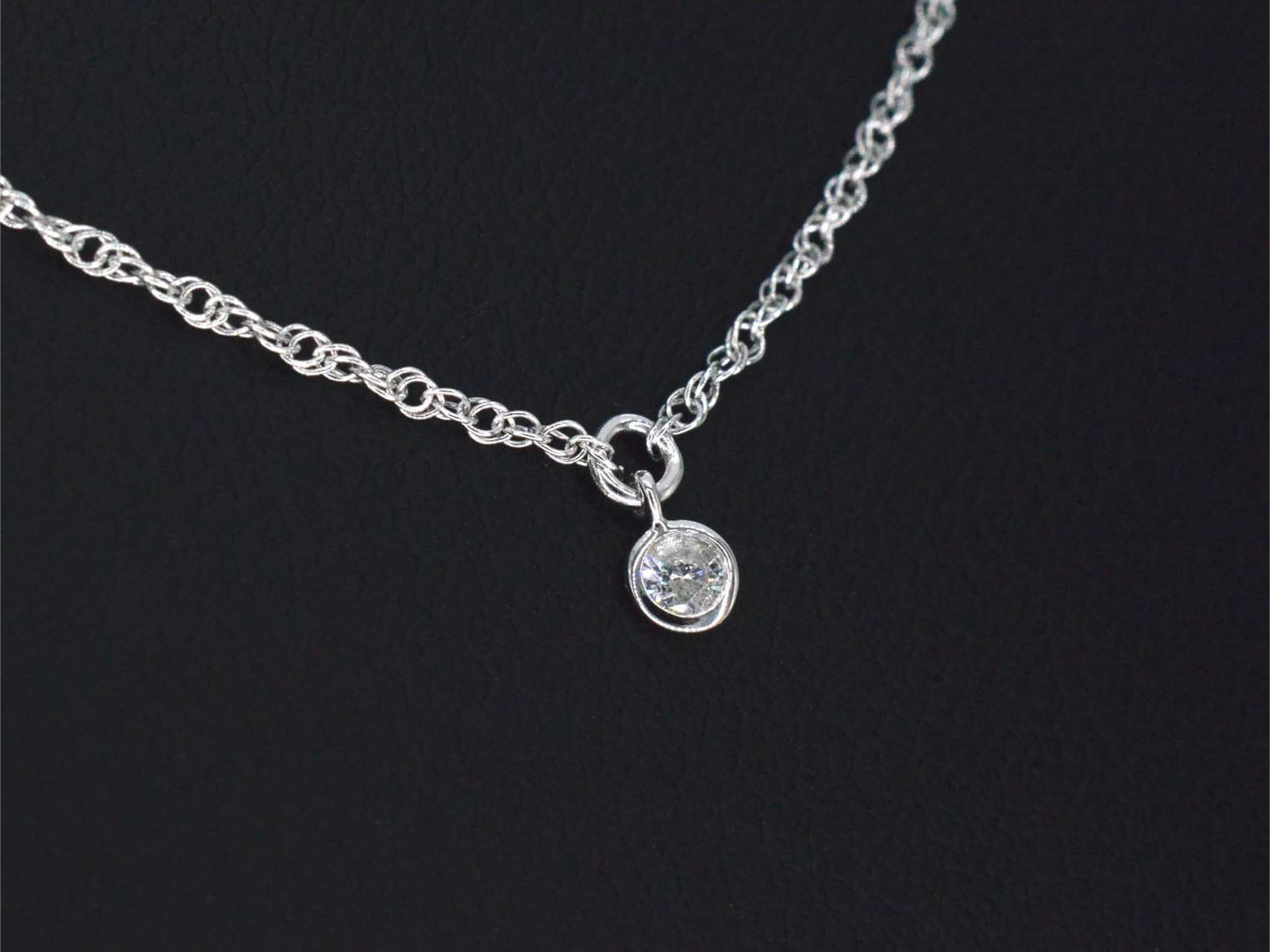 Witgouden collier met diamant