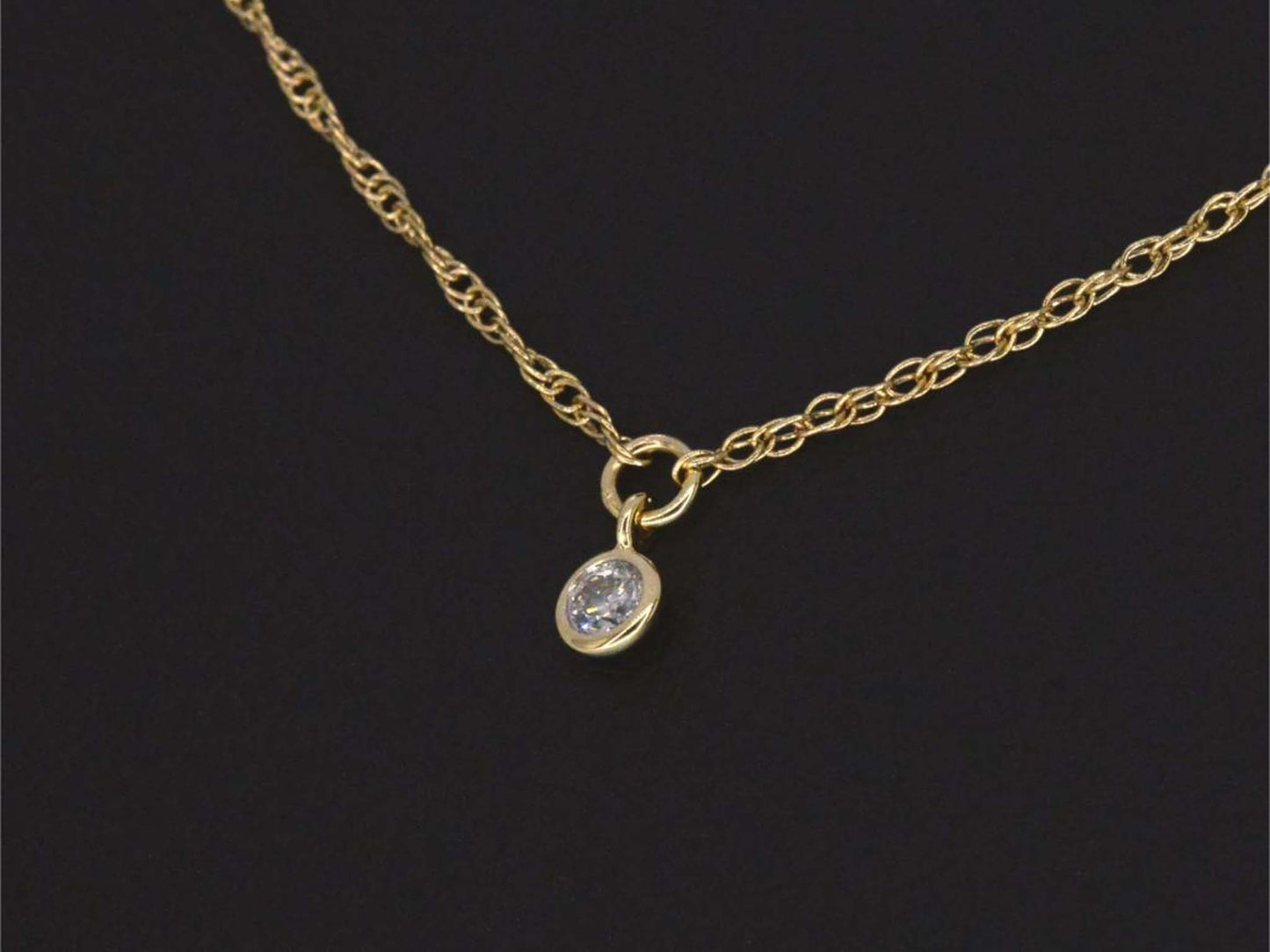 Geelgouden collier met diamant